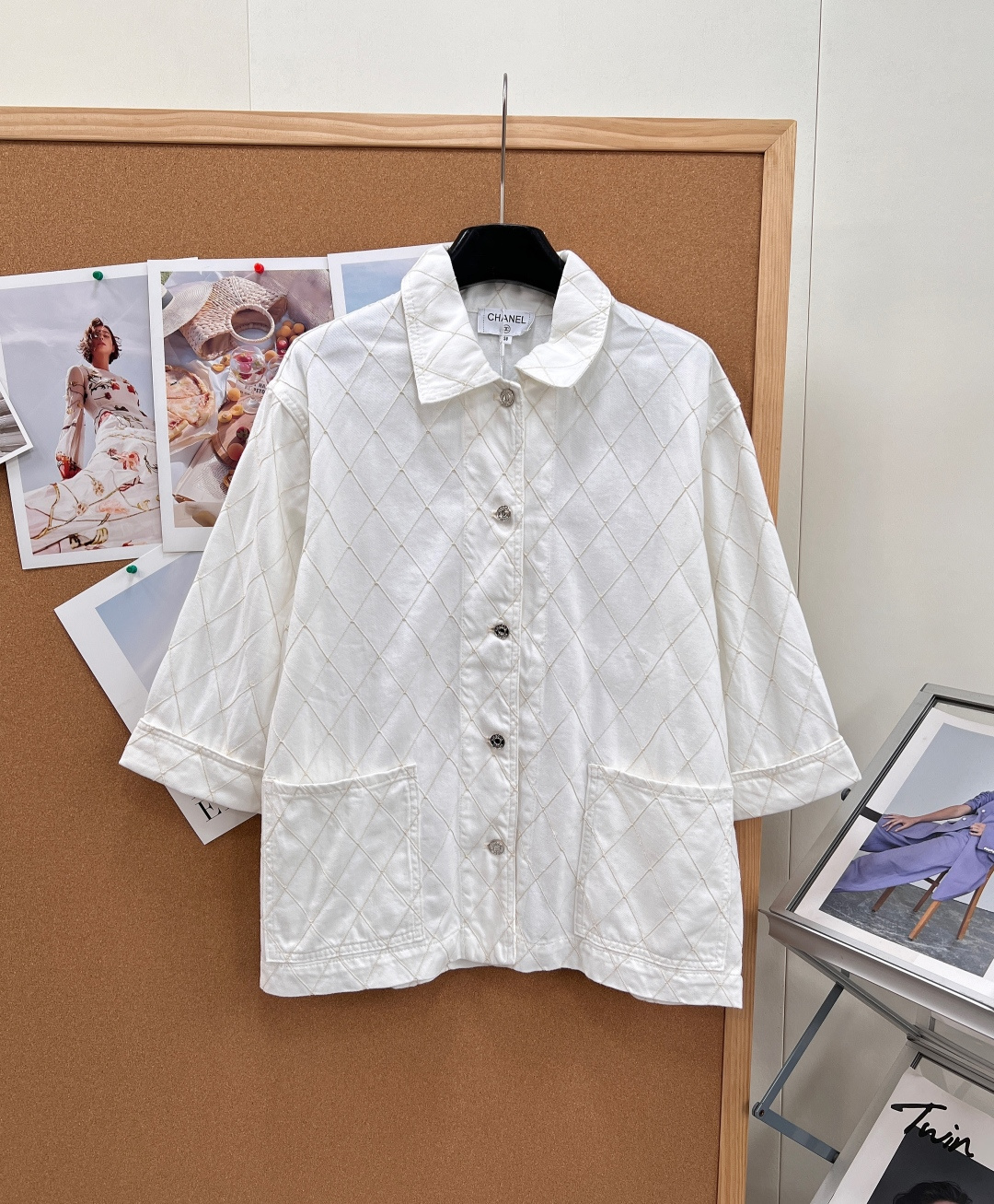 NO:908115,CHANEL's new all-over rhombus lapel casual jacket is a 1:1 replica of the original version. It is completely patterned and tailored to the original version at the standard counter. The entire garment uses topstitch sewing technology to outline the classic rhombus texture. The off-white background color is matched with light gold threads. The brand's iconic elements are blended into the fabric in a low-key manner. The texture is three-dimensional and full, simple yet exuding a refined and high-end feel.  The neat small lapel style softly modifies the neck line, and the dropped shoulder three-quarter sleeves are cut with a lazy and relaxed feeling, which is very friendly to various shoulder shapes; the placket is arranged with custom-made double C metal engraved buttons, and the symmetrical large patch pockets on both sides are both beautiful and practical. The loose straight body hides the flesh without compressing the body, and is not picky to accommodate all kinds of body shapes.  Customized washed twill cotton fabric, soft, crisp and breathable. The upper body is not easy to collapse and wrinkle. It is refreshing and casual to wear alone in spring. It is suitable for suspenders, T-shirts and dresses. It is French light luxury and casual, and can be worn for daily commuting and shopping. You can wear it to create an elegant and wealthy woman's temperament. Complete with three standards, large quantities of goods!  Size sml code,,chanel,skirts,jackets & coats,tees,t-shirt,19860909CHANEL新款通体菱格翻领休闲外套,原版1:1开发复刻,对标专柜原版完整打版定裁,整件衣身采用明线衍缝工艺勾勒经典菱格肌理,米白底色搭配浅金色走线,低调把品牌标志性元素融于面料之上,肌理立体饱满,简约却处处透着精致高级感. 利落小翻领版型柔和修饰脖颈线条,落肩七分袖剪裁自带慵懒松弛感,对各种肩型都十分友好；门襟排布定制双C金属雕花纽扣,两侧对称大贴袋兼顾美观与实用性,宽松直筒衣身藏肉不压身,不挑身材包容各类身形. 定制水洗斜纹棉面料,软糯挺括兼具透气性,上身不易软塌起皱,春日单穿清爽随性,内搭吊带、T恤、连衣裙皆适配,法式轻奢休闲调性拉满,日常通勤、逛街出游都能穿出优雅富家女气质.三标齐全,大货出！ 尺码sml 编码,,chanel,skirts,jackets & coats,tees，t-shirt,,Women's clothing
