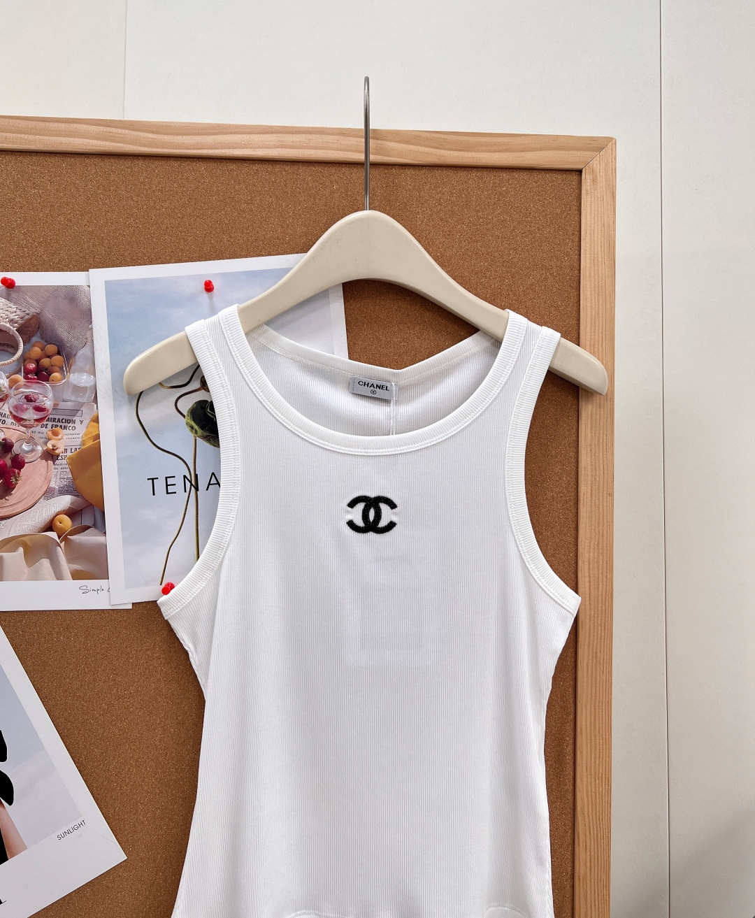 🆕CHANEL经典双C刺绣工字针织背心，黑白两大基础刚需配色，原版定制高弹竖坑条针织面料，肌理细腻紧密，
