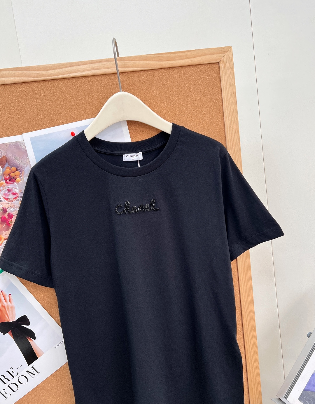 🆕CHANEL手工订珠字母圆领短袖T恤，经典黑白双色基础款，原版定织重磅纯棉面料，触感软糯透气，上身亲肤