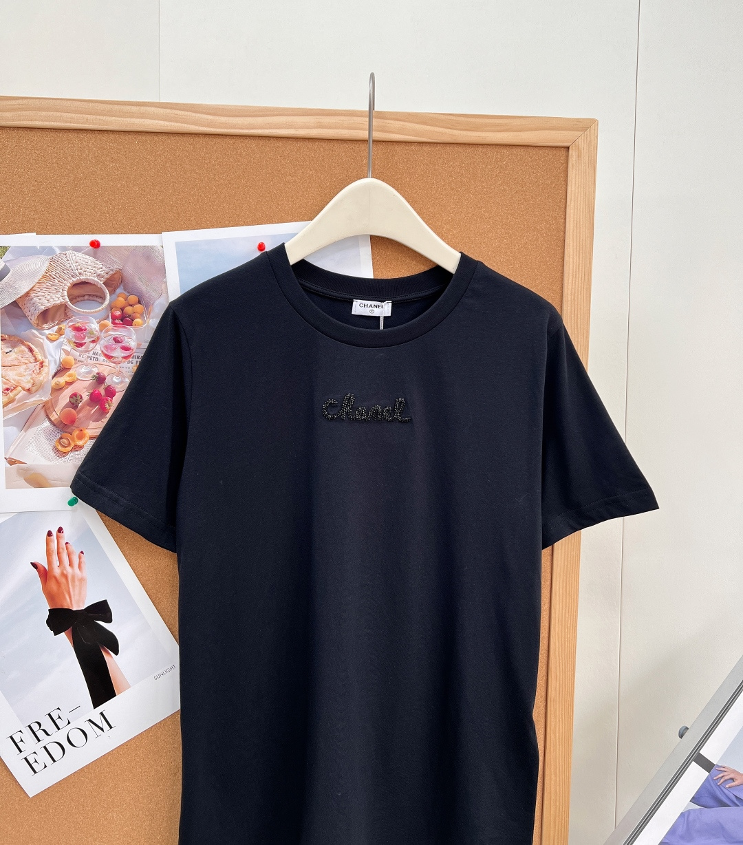 🆕CHANEL手工订珠字母圆领短袖T恤，经典黑白双色基础款，原版定织重磅纯棉面料，触感软糯透气，上身亲肤