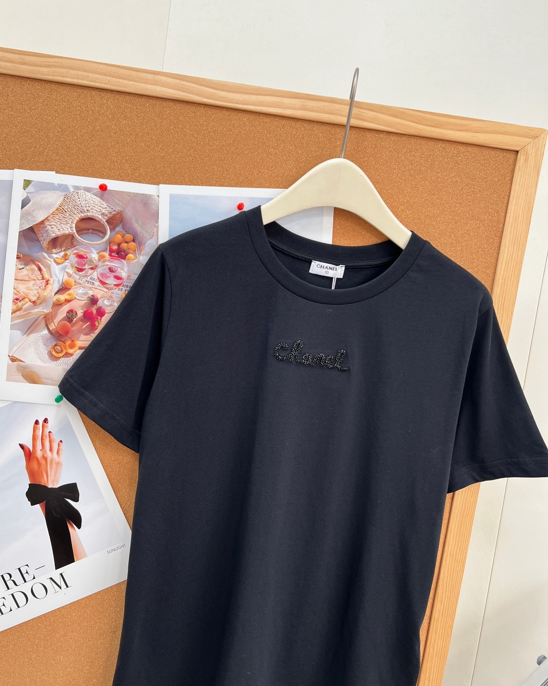 🆕CHANEL手工订珠字母圆领短袖T恤，经典黑白双色基础款，原版定织重磅纯棉面料，触感软糯透气，上身亲肤