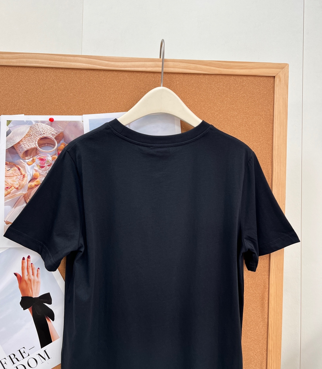 🆕CHANEL手工订珠字母圆领短袖T恤，经典黑白双色基础款，原版定织重磅纯棉面料，触感软糯透气，上身亲肤