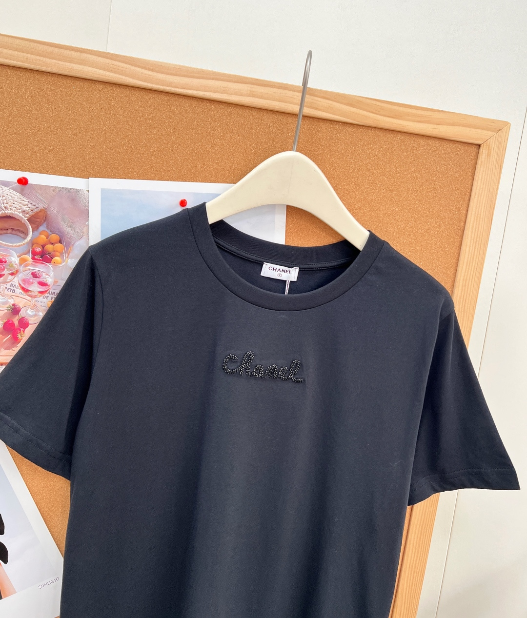 🆕CHANEL手工订珠字母圆领短袖T恤，经典黑白双色基础款，原版定织重磅纯棉面料，触感软糯透气，上身亲肤