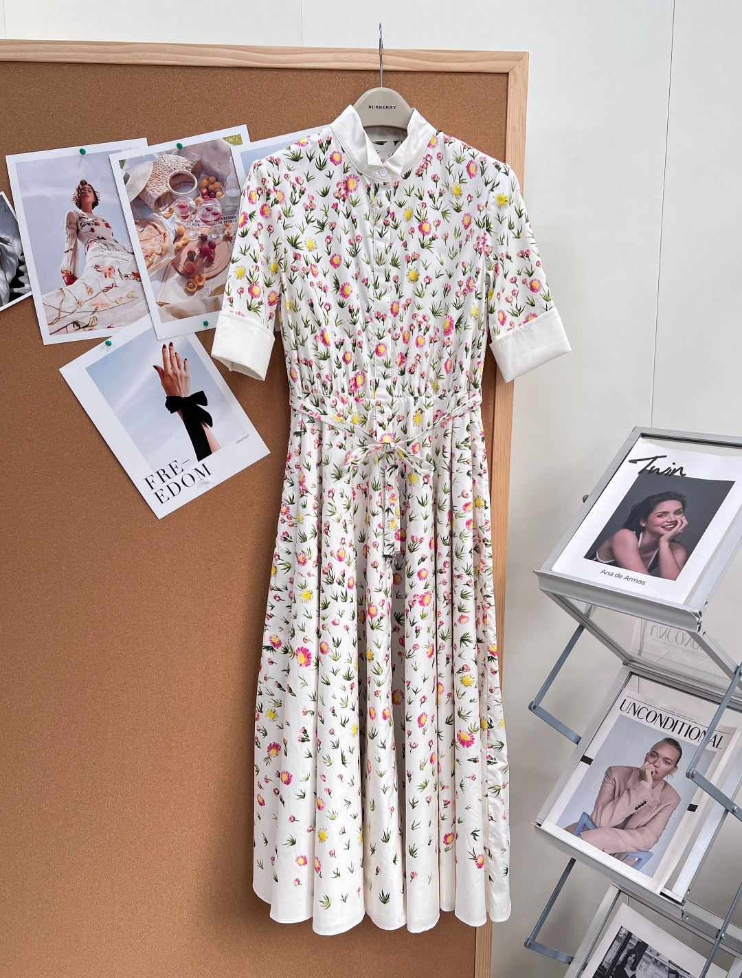 NO:908888,DIOR's new French pastoral floral stand-up collar shirt dress, cut with an A-line waist and a wide hem, slimming gold version. The matching belt accurately outlines the waistline, elevating the body proportions by 37%, and easily hides the fat on the waist, abdomen and crotch. The long hem skirt stretches without weighing down the body. The long design is elegant and neat, without any sense of drag and cumbersomeness. It is agile and elegant when walking, and has its own atmospheric filter.  Design details｜Retro shirt collar + contrasting cuffs, exquisite details. Classic stand-up collar shirt placket design, neatly and neatly modify the neck line, contrasting cuffs and splicing, breaking the monotony of floral patterns; all-over hand-painted pastoral florals, the colors are soft and fresh, restoring the French countryside romantic style, retro and girly. Fabric texture｜High hanging breathable and skin-friendly fabric, easy to wear in all seasons  Selected custom-made fabrics with excellent drape, breathable and sweat-wicking, not stuffy on the skin, refreshing and smooth in summer, not easy to wrinkle and deform, stiffness supports the large skirt pattern, the upper body is stylish but not slumped, taking into account both appearance and wearing comfort. Wearing scenarios | Wear multiple skirts, switch styles at will, in stock, the pattern fabrics are benchmarked against the original ones, the texture of the upper body is online, you can close your eyes and not step on thunder, complete three standards, great products!  Size smlxl code,,dior,skirts,shirts,gold,19860909DIOR新款法式田园碎花立领衬衫连衣裙, 版型剪裁收腰A字大摆,显瘦黄金版型 配套同花色腰带精准勾勒腰线,拉高三七分身材比例,腰腹、胯部赘肉轻松隐藏,大摆长裙舒展不压个子,长款设计优雅利落,毫无拖沓累赘感,行走间灵动飘逸,自带氛围感滤镜. 设计细节｜复古衬衫领+撞色袖口,精致细节感 经典立领衬衫门襟设计,利落规整修饰脖颈线条,袖口撞色翻边拼接,打破碎花单调感；满印手绘田园小碎花,色彩柔和清新,还原法式乡间浪漫格调,复古又少女. 面料质感｜高垂透气亲肤面料,四季好穿 甄选垂坠感优良定制面料,透气排汗不闷肤,夏日贴身清爽顺滑,不易起皱变形,挺括度撑起大裙摆版型,上身有型不软塌,兼顾颜值与穿着舒适度. 穿搭场景｜一裙多穿,风格随心切换,现货现货,版型面料对标原版,上身质感在线,闭眼入不踩雷,三标齐全,大货出！ 尺码smlxl 编码,,dior,skirts,shirts,gold,,Women's clothing