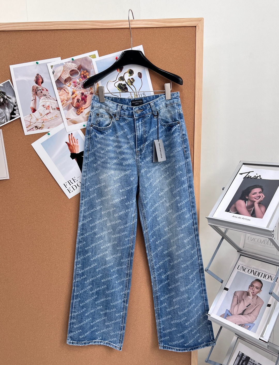 NO:908880,2026 classic popular BALENCIAG* Balenciaga jeans trousers and shorts set. BL version. The main silhouette design is very fashionable and trendy. Heavy-duty cutting pieces are laser-burned. The fabric is comfortable and breathable after washing. Exclusive metal buttons. The solid color is a super versatile item for daily use!  A set of shorts and trousers is on sale now, with all three labels!  size sml code,,balenciaga,balenciaga,shorts,jeans,198609092026经典爆款BALENCIAG*巴黎世家牛仔裤长裤,短裤一套.BL版型 主打廓形设计版型非常时尚且潮流十足,重工裁片激光烧花,洗水后面料舒适透气,独家金属纽扣,稳妥的颜色作为日常百搭绝对是一款超级无敌帅的单品！短裤长裤一套现货发售,三标齐全！ 尺码sml 编码,,balenciaga,balenciaga,shorts,jeans,,Women's clothing
