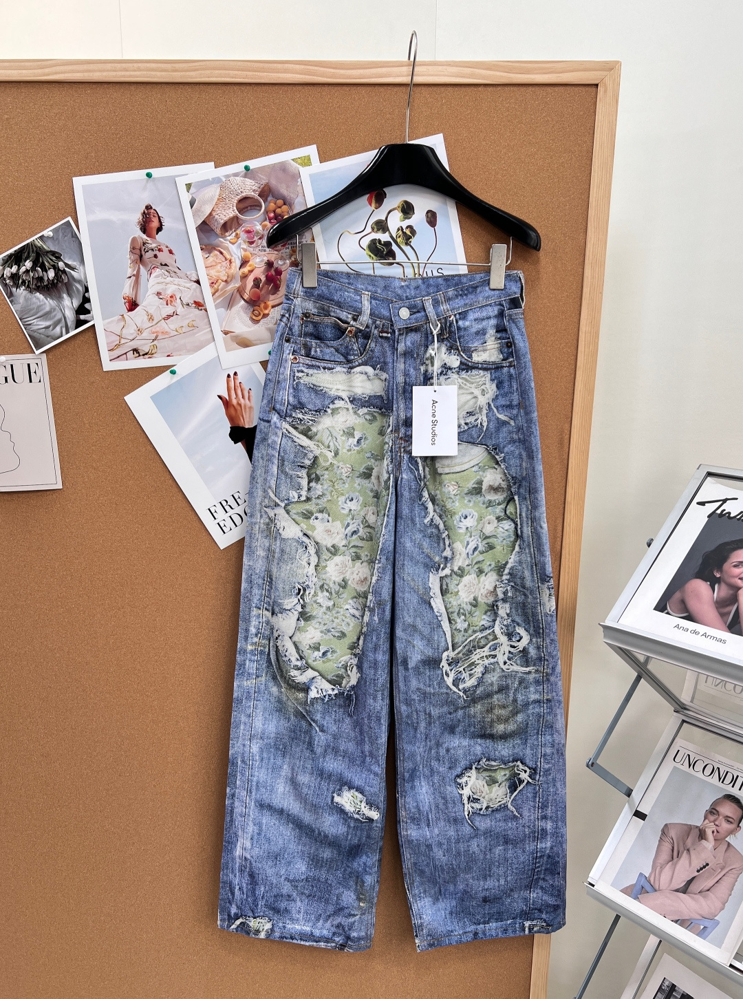 NO:908867,AcneStudios 3D printed white rose oil painting trousers, classic denim waistband, with button + zipper closure, retaining the basic structure of jeans, and forming a balance with the exaggerated trousers design. The high-waisted wide-leg version, loose and hanging trouser legs, and neat lines can not only modify the leg shape, optimize the body proportions, but also bring a relaxed street atmosphere. 3D three-dimensional printed white rose oil painting texture logo technology, soft floral and tough denim  The holes create a strong contrast, breaking the monotony of pure ripped pants, and also bring a retro sweet and cool flavor. It perfectly combines street rebellion and feminine elements. The style is very eye-catching, and the three labels are complete. The goods are sold in large quantities!  Size 26/27/28/29 code,,acne studios,dior,jeans,19860909AcneStudios3D打印白玫瑰油画长裤,经典的牛仔腰头,搭配纽扣 + 拉链闭合,保留了牛仔裤的基础结构,和夸张的裤身设计形成平衡,高腰阔腿版型,裤管宽松垂坠,线条利落,既能修饰腿型、优化身材比例,也自带松弛的街头氛围感,3D立体打印白玫瑰油画质感logo工艺,柔美的碎花和硬朗的牛仔 破洞形成强烈反差,打破了纯破洞裤的单调感,又带点复古甜酷的味道,把街头叛逆和柔美元素融合得恰到好处,风格非常吸睛,三标齐全,大货出！ 尺码26/27/28/29 编码,,acne studios,dior,jeans,,Women's clothing