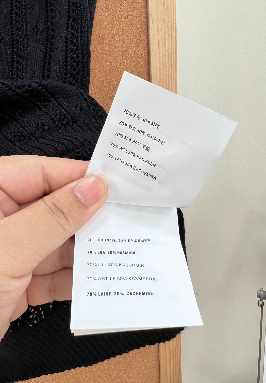 🆕MIU MIU新款斜肩镂空字母贴片针织吊带背心，独特斜肩版型 打造直角肩氛围感，不对称斜肩无袖设计，单