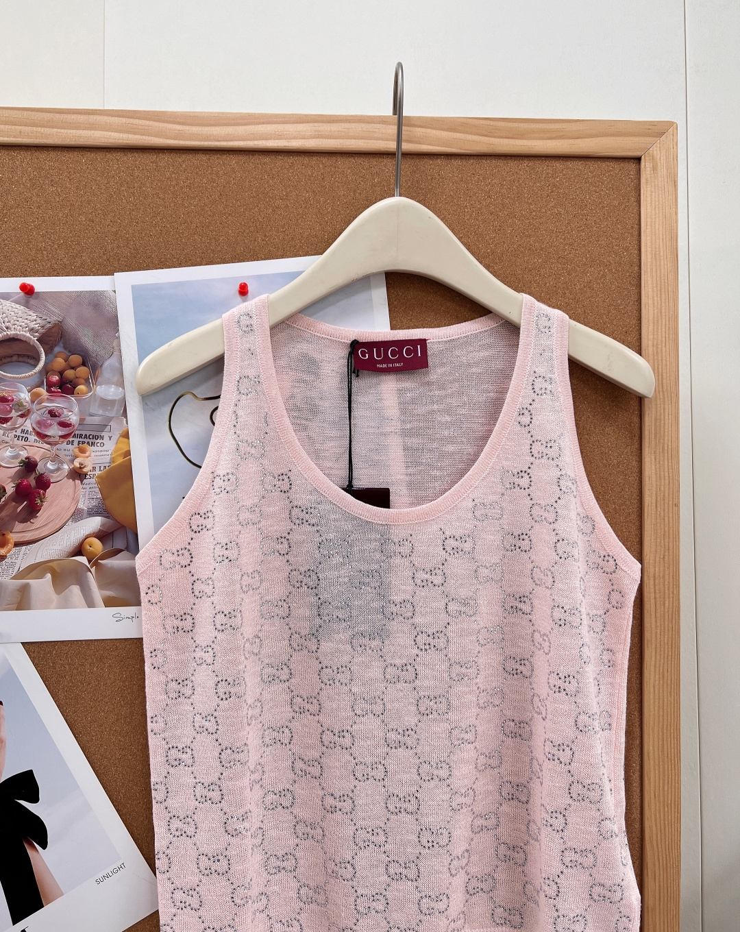🆕26春夏Gucci新款U领针织无袖背心重磅上线✨经典满印双G标识采用精密烫钻工艺排布，整件衣身错落镶嵌
