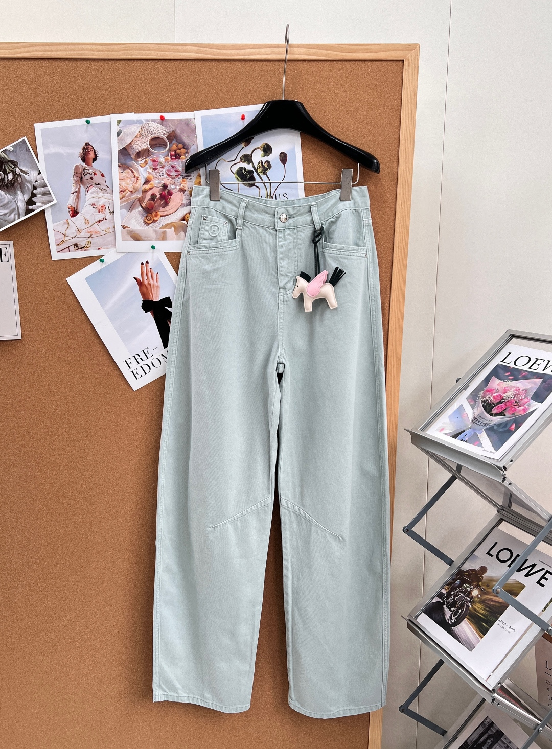 NO:909475,H's 26 spring and summer limited-edition mint green wide-leg jeans break the dull tone of conventional denim and customize low-saturation mint light green, which brings a healing and cooling feeling in spring. It is gentle and white without picking skin, and creates an atmospheric ceiling for spring and summer wear.  Selected heavyweight enzyme-washed soft denim fabric, which removes the stiff and rough texture, is soft and waxy and hangs smoothly on the upper body without any restraint. It is not easy to wrinkle after sitting for a long time. It is breathable and skin-friendly and suitable for daily life in warm seasons. The three-dimensional high-waist tailoring accurately raises the waistline, optimizing the body proportions of Sanqi with one click, making it easy for small people to wear long legs.  The loose and wide-cut trousers cleverly hide the fat on O-shaped legs, muscular legs, and wide hips. The trousers have unique curved split cutting lines, weakening the monotonous basic style, and are full of craftsmanship details. Paired with the cute Pegasus pendant from the same series, the simple trousers are playfully embellished, making it a niche and exquisite style that does not conflict with each other.  Minimalist plain color and high-end tonality, smart and neat with shirts and sweaters for commuting, lazy and relaxed with T-shirts and vests for daily use, Korean style casual wear, versatile and durable, can be worn in all seasons. Complete with three standards, large quantities of goods ~ Size sml code, jeans, shirts, tees, t-shirt,19860909H家26春夏限定薄荷绿阔腿牛仔裤 打破常规牛仔沉闷色调,定制低饱和薄荷浅绿,自带春日治愈清冷感,温柔显白不挑皮,春夏穿搭氛围感天花板 精选重磅酵素水洗软牛仔面料,褪去硬挺粗糙质感,软糯垂顺上身零束缚,久坐不易起皱,透气亲肤适配暖季日常；立体高腰剪裁精准抬高腰线,一键优化三七身材比例,小个子轻松穿出大长腿. 宽松阔落裤管巧妙藏住O型腿、肌肉腿、胯宽赘肉,裤身别致弧形分割裁线,弱化单调基础款版型,工艺细节拉满；搭配同系列可爱飞马挂件,俏皮点缀简约裤身,小众精致不撞款. 极简素色高级调性,通勤搭衬衫针织衫干练利落,日常配T恤背心慵懒松弛,韩系随性穿搭随手拿捏,百搭耐看四季可穿.三标齐全,大货出～ 尺码sml 编码,,jeans,shirts,tees，t-shirt,,Women's clothing