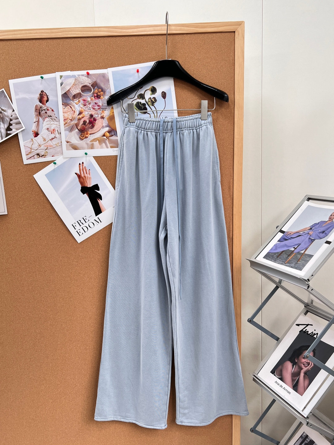 NO:909487,ACNE STUDIO 1996 printed casual sports wide-leg pants, welding the sense of relaxation to the legs. The essence of Swedish minimalist style is all in these pants!  Retro large logo printing and 1996 classic logo are printed in a large curved shape. The old texture is full, and there is no need to deliberately concave the shape. Just wear it and it will be fashionable and essential. The fairy wide-leg version has a high waist and a perfect draping trousers type, which directly stretches the legs to 1.8 meters!  The pear-shaped figure, fake hip width, and thick legs are all well hidden for you, and you can turn into a paper figure in seconds. The foggy haze blue is cool and relaxing on the ceiling, and the Korean heroine has a sense of familiarity. It is refreshing and high-end to wear in spring and summer. Pair it with the T-shirt of the same series to create a complete street look. It is also amazing when worn alone with suspenders or a short top. This year's casual pants ceiling has to be it!  The distressed craftsmanship reproduces the retro texture, low-key but highly recognizable, and has a fashionable tone that is instantly recognizable. The high waistline + drapey wide-leg tailoring modifies all leg defects and creates a zero-restraint sense of relaxation. At the same time, it elongates the body proportions and makes it easy to wear long legs. A cool and loose pair of trousers in haze blue can give you a sense of relaxation all spring and summer. The pear-shaped celery can transform into a paper man in seconds, fashionable and effortless.  The fabric is soft and drapey, making it ultra-light to wear in spring and summer. It can be easily used for daily outings and casual occasions. Paired with tops from the same series, it will give you a casual and high-end look!  All three standards are complete, and the goods will be shipped in large quantities!  Size sml code,acne studios,dior,tees,t-shirt,19860909ACNE STUDIO 1996印花休闲运动阔腿裤 把松弛感焊在腿上 瑞典极简风的精髓,全在这条裤子里了！ 复古大logo印花1996经典标识做弧形大印花,做旧质感拉满,不用刻意凹造型,随便一套就是时髦精本精 神仙阔腿版型高腰+垂坠感满分的裤型,直接把腿拉成1米8！梨形身材、假胯宽、腿粗全给你藏得严严实实,秒变纸片人 封神 雾感雾霾蓝清冷松弛感天花板,韩系女主既视感,春夏穿清爽又高级 搭配同系列T恤就是一整套炸街look,单穿配吊带、短上衣也超绝,今年的休闲裤天花板非它莫属！ 做旧工艺复刻复古质感,低调却极具品牌辨识度,一眼识别的时髦腔调 高腰线+垂坠阔腿剪裁,修饰所有腿型缺陷,打造零束缚的松弛感,同时拉长身形比例,轻松穿出大长腿 雾霾蓝的清冷松弛一条裤子,承包你一整个春夏的松弛感 梨形身材天菜,秒变纸片人,时髦毫不费力 面料柔软垂坠,春夏穿超轻便,日常出街、休闲场合都能轻松驾驭,搭配同系列上衣,慵懒高级感直接拉满！三标齐全,大货出！ 尺码sml 编码,,acne studios,dior,tees，t-shirt,,Women's clothing