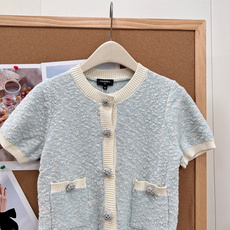 🆕CHANEL新款雾霾蓝撞色钻扣短袖针织开衫,26春夏新款杂色颗粒肌理针织、米白撞色包边、全套花朵水钻纽 🆕CHANEL新款雾霾蓝撞色钻扣短袖针织开衫,26春夏新款杂色颗粒肌理针织、米白撞色包边、全套花朵水钻纽