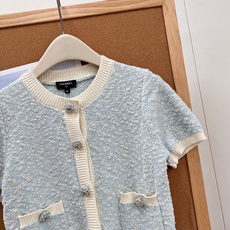 🆕CHANEL新款雾霾蓝撞色钻扣短袖针织开衫,26春夏新款杂色颗粒肌理针织、米白撞色包边、全套花朵水钻纽 🆕CHANEL新款雾霾蓝撞色钻扣短袖针织开衫,26春夏新款杂色颗粒肌理针织、米白撞色包边、全套花朵水钻纽