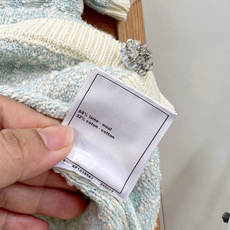 🆕CHANEL新款雾霾蓝撞色钻扣短袖针织开衫,26春夏新款杂色颗粒肌理针织、米白撞色包边、全套花朵水钻纽 🆕CHANEL新款雾霾蓝撞色钻扣短袖针织开衫,26春夏新款杂色颗粒肌理针织、米白撞色包边、全套花朵水钻纽