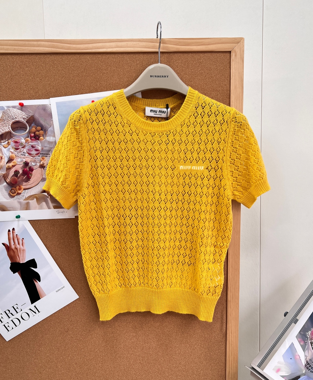NO:909506,Miu Miu 2026 spring and summer new style hollow knitted short-sleeved top, round neck slim short knitted T-shirt, all-over rhombus hollow knitting, chest letter jacquard, ribbed collar/sleeves/hem hemming  It is spun with a high proportion of cashmere blended knitted raw materials. Its softness and breathability are far superior to ordinary knitted fabrics. It is delicate and waxy on the hand without scratching the skin, and has a subtle soft matte texture. The hollow weaving method creates a breathable mesh structure, which can be worn in hot spring and summer for ventilation and heat dissipation. It is not easy to pill, snag or loose deformation after long-term washing. The elastic fiber supports the wear without restraint.  - Reinforced ribbed round neck and widened rib cuffs, repeated washing will prevent loose curling, fit the neck line, simple and versatile, not picky on the face shape - All-over rhombus hollow texture integrated knitting and hollowing technology, neat and regular arrangement, exquisite and three-dimensional vision, light and transparent with a hazy atmosphere - Embroidered letter jacquard logo on the chest in the same color, low-key jacquard logo, simple embellishment of the body, weakening the sense of exaggeration, retaining the exquisite tone of the brand  -Short-sleeved ribbed sleeves modify the muscles of the arms, and are neatly cut without being bloated; the ribbed hem is tightened to fix the shape, creating a high-waist and short-length proportions. Small people can easily wear it with three-quarter length and long legs. The three-dimensional standard is complete, and it is a great product!  Size sml code,,miumiu,T-shirt,tees,t-shirt,19860909Miu Miu 2026春夏新款镂空针织短袖上衣,圆领修身短款针织T恤,通体菱形镂空编织、胸前字母提花、罗纹领/袖/下摆包边 采用高配比羊绒混纺针织原料纺纱,柔软度、透气性远超普通针织,上手细腻软糯不扎肤,自带细微柔和哑光质感；镂空织法打造透气网眼结构,高温春夏穿着通风散热,久洗不易起球、勾丝、松弛变形,弹力纤维加持穿着无束缚. -加固罗纹圆领加宽罗纹收口,反复水洗不易松垮卷边,贴合颈部线条,简约百搭不挑脸型 -满幅菱形镂空织纹一体化针织镂空工艺,排布整齐规整,视觉精致立体,轻薄通透自带朦胧氛围感 -胸口刺绣字母提花同色系低调提花logo,简约点缀衣身,弱化夸张感,保留品牌精致调性 -短袖罗纹收口袖管修饰手臂拜拜肉,利落剪裁不臃肿；下摆罗纹收紧,固定版型,打造高腰短款比例,小个子轻松穿出三七分大长腿,三标齐全,大货出！ 尺码sml 编码,,miumiu,T-shirt,tees，t-shirt,,Women's clothing