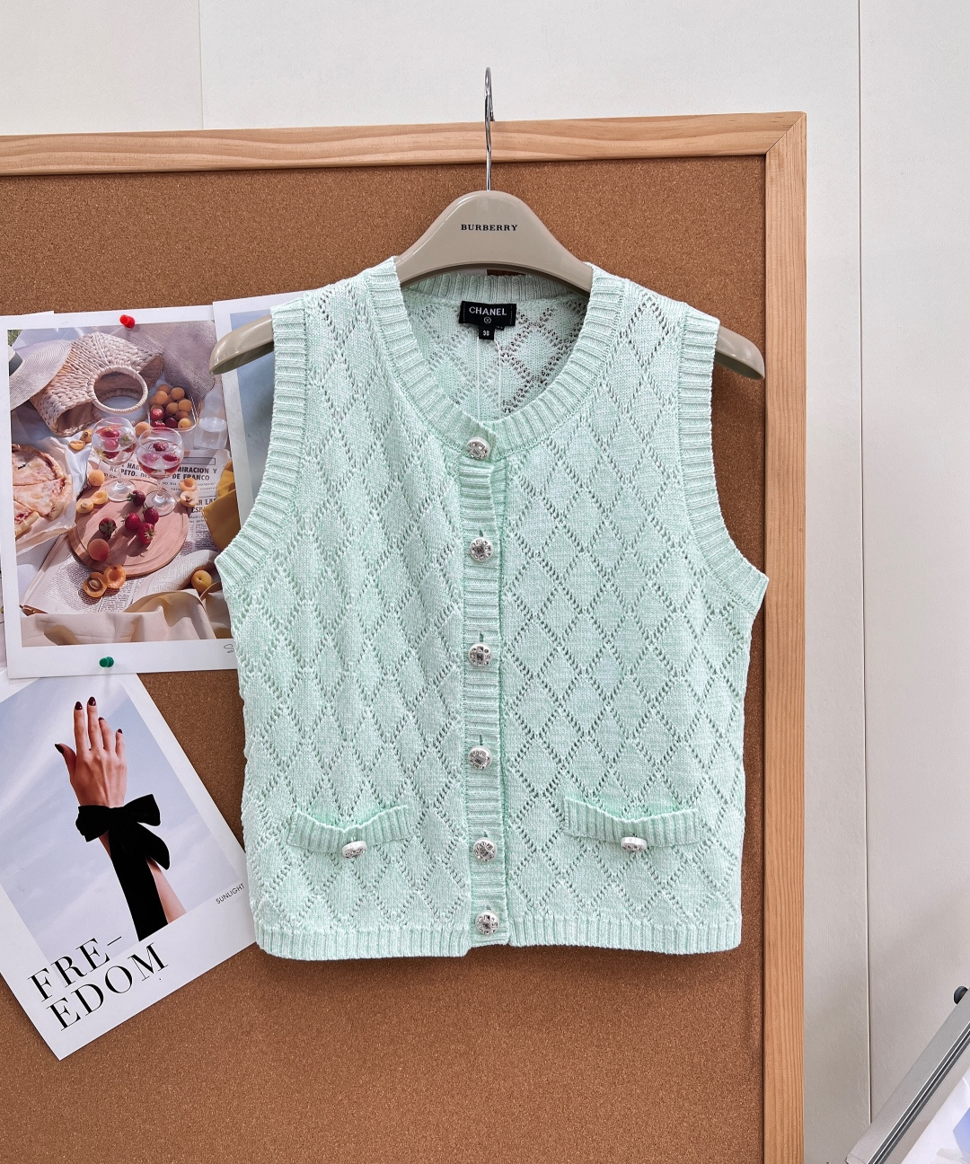 NO:909499,CHANEL's new small fragrant style diamond hollow knitted sleeveless cardigan, the fresh mint green design of the vest highlights the full diamond hollow texture, round neck ribbed edges, matching diamond flower buttons, symmetrical double pockets  Customized high-count worsted knitted blended yarn is selected and woven into a regular diamond-lattice hollow structure. The fabric is light and transparent, with a breathable feel. It dissipates heat and is not stuffy when worn in spring and summer. The yarn has been softened, making the upper body soft and waxy and sticks to the skin without any irritation. It is not easy to pill, snag or fade after washing, and the texture remains flat and three-dimensional for a long time.  - The round ribbed neckline has a tight edge design, which prevents curling and loosening after long-term wear. It softly modifies the neck line and creates a better atmosphere when paired with a necklace - Sleeveless and widened shoulder straps cleverly cover the underarm breasts, and the shoulder line is flat without slipping, making it decent and elegant for daily wear - The length of the short fitted dress is precisely stuck at the waistline, visually elongating the proportions of the lower body, creating a three-quarter figure, suitable for both tall and short figures  - The fixed hem ribbed cinch is not easy to fall down, and the upper body is crisp and neat, and will not collapse or deform. The placket and pockets are uniformly matched with custom-made diamond-engraved buckles. The three-dimensional pattern base is inlaid with sparkling diamonds. The cut diamond surface shines low-key under the refraction of light, restoring the exquisite details of the original counter. The simple body is decorated with hardware to enhance the light luxury style. The diamond hollow texture is engraved with classic small fragrance elements, retro and fashionable. Three standards are complete, and the goods are shipped!  size sml coding,,chanel,necklace,19860909CHANEL新款小香风菱格镂空针织无袖开衫,背心清新薄荷绿设计亮点满幅菱形镂空织纹、圆领罗纹包边、配套镶钻花朵纽扣、对称双口袋 选用定制高支精纺针织混纺纱线,编织成规整菱格镂空结构,面料轻薄通透,自带空气透气感,春夏穿着散热不闷；纱线经过柔化处理,上身软糯贴肤无刺痒感,水洗不易起球、勾丝、褪色,纹理长久保持平整立体. -圆型罗纹领口紧密收边设计,久穿不易卷边松弛,柔和修饰脖颈线条,搭配项链氛围感更佳 -无袖加宽肩带巧妙遮挡腋下副乳,肩线平整不溜肩,日常穿搭得体大方 -短款合身衣长精准卡在腰线位置,视觉拉长下半身比例,打造三七分身材,高矮身材都适配 -下摆罗纹收口固定版型不易往下垮,上身版型挺括利落,不会软塌变形 门襟、口袋统一配套定制镶钻雕花扣,立体花纹基底镶嵌闪钻,切割钻面光线折射下低调闪耀,还原专柜原版精致细节,简约衣身靠五金点缀提升轻奢格调,菱格镂空织纹复刻经典小香元素,复古又时髦. 三标齐全,大货出！ 尺码sml 编码,,chanel,necklace,,Women's clothing