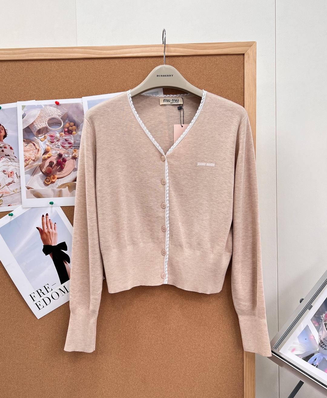 NO:909486,Miu Miu 26 spring and summer lace trim V-neck knitted cardigan, gentle light oatmeal apricot color, V-neck lace trim, same-color breasted buttons, embroidered logo on the chest, short waist fit  Weaved from worsted ultra-fine knitted blended yarn, the fabric is fine and flat, with a soft matte texture, and moderate elasticity without tightness on the upper body. It has a thin and breathable structure, which can be used as a sunscreen cardigan in spring and summer without being sweaty, and as a base layer in autumn and winter without being bulky. It is not easy to pill, loose and deform after repeated washing, and it feels soft and skin-friendly.  - The V-shaped neckline elongates the neck line and modifies round and square faces. The whole placket has a hollow lace piping. The exquisite lace breaks up the dullness of the solid color and is full of girlishness. - The same color round-breasted buttons are unified, simple and attractive, and the buttons are solidly made. They are not easy to fall off after repeated fastening. The opening and closing are smooth. - The micro-embroidered logo on the chest is a low-key three-dimensional embroidery mark. It is small and exquisite, not obtrusive, and low-key highlights the brand style.  - Ribbed cuffs and hem are tightened to stabilize the fit to prevent hems from slipping. The short length is positioned at a high waist to create a golden ratio of 30 to 70 points. All three standards are complete. Available now~ Size sml code, miumiu, gold,19860909Miu Miu 26春夏蕾丝边V领针织开衫,温柔浅燕麦米杏色,V领蕾丝包边、同色系排扣、胸前刺绣标识、短款收腰版型 采用精纺超细针织混纺纱织造,面料细腻平整,自带柔和哑光质感,弹力适中上身无紧绷束缚；薄款透气结构,春夏作防晒开衫不闷汗,秋冬内搭打底不臃肿,多次水洗不易起球、松垮变形,触感软糯亲肤. -V型领型拉长颈部线条,修饰圆脸方脸,门襟整条镂空蕾丝滚边,精致花边打破纯色沉闷,少女感十足 -同色系圆形排扣配色统一简约耐看,纽扣做工扎实,反复扣合不易脱落,开合顺滑 -胸口微型刺绣Logo低调立体绣标,小巧精致不突兀,低调彰显品牌格调 -袖口&下摆罗纹收紧稳固版型防止卷边滑落,短款衣长定位高腰位,打造三七分黄金比例,三标齐全,现货发～ 尺码sml 编码,,miumiu,gold,,Women's clothing