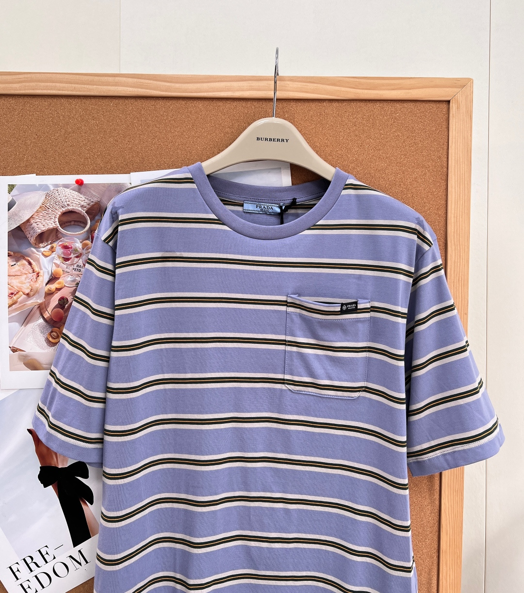 🆕PRADA新款横条纹贴袋圆领短袖T恤，采用高支精梳棉平纹针织汗布，经液氨丝光预缩水洗工艺处理，布面柔滑