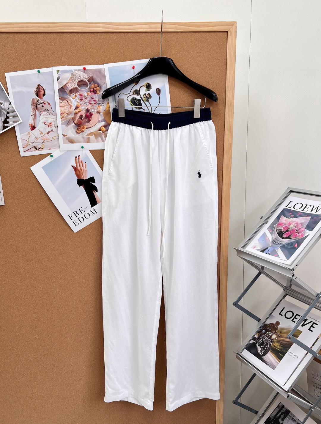 NO:909462,RL's new American style contrast waist linen straight casual trousers, milk white trousers + navy waist, pony embroidered logo, drawstring elastic waist, natural linen fabric, loose straight trousers  High-grade natural flax is selected for weaving, retaining the original breathable fiber structure of flax, which can quickly conduct heat and sweat from the legs, and say goodbye to the trouble of stuffy, sweaty and sticky summer trousers. The fabric has a matte natural texture, is soft and sinewy, drape is not easy to wrinkle, and is not easy to harden and fade when washed. It has a retro texture as it wears, and is skin-friendly without pricking.  - Contrasting color stitching waistband, navy blue + off-white contrasting color design, breaking the monotonous vision of pure white, loosening the waist with built-in drawstring, freely adjusting the elasticity, not tightening the waist for long periods of sitting, and adapting to various waist sizes - Slightly high waist positioning and tailoring to raise the waistline to optimize body proportions, weakening the fat on the waist and abdomen, and creating a neat upper and lower body separation line - Straight wide-leg trouser legs with even and loose margins, fully covering the problems of thick thighs, wide hips and uneven legs, making walking smooth and elegant, visually lengthening the legs  - Double-sided sewing pockets to reinforce the pocket routing, which makes it easy to place small items without slipping. It is practical and does not damage the simple shape of the trousers. - The trouser legs are flat and seamed with neat hemming technology, which is not easy to curl and open. The straight trouser legs are neat and not draggy. The three standards are complete, and the goods are shipped!  size sml code,,19860909RL新款美式撞色腰亚麻直筒休闲长裤,奶白裤身+藏青色腰头,小马刺绣Logo、抽绳松紧腰、天然亚麻面料、宽松直筒裤型 甄选高品级天然亚麻织造,保留亚麻原生透气纤维结构,快速导走腿部热气汗液,告别夏季长裤闷汗黏腿烦恼；面料自带哑光自然肌理,柔软有筋骨,垂坠不易起皱,水洗不易发硬褪色,越穿越有复古质感,亲肤不扎肤. -撞色拼接腰头藏青+米白撞色设计,打破纯白单调视觉,加宽松紧腰搭配内置抽绳,自由调节松紧,久坐不勒腰,适配各类腰围 -微高腰定位剪裁抬高腰线优化身材比例,弱化腰腹小赘肉,打造利落上下身分割线 -笔直阔筒裤腿均匀宽松余量,全方位遮盖大腿粗、胯宽、腿不直问题,行走垂顺飘逸,视觉拉长双腿 -双侧缝制插袋加固口袋走线,放置小物件不易滑落,实用又不破坏裤身简约版型 -裤脚平整锁边工整包边工艺,不易卷边开线,直筒裤脚利落不拖沓.三标齐全,大货出！ 尺码sml 编码,,,Women's clothing
