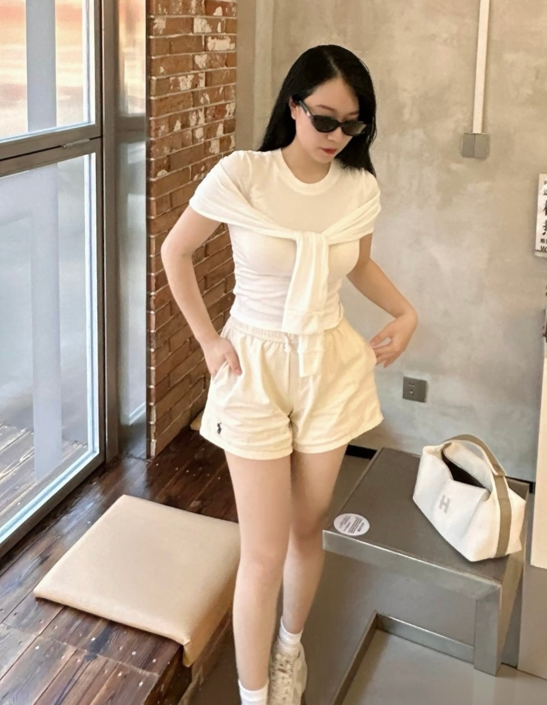 NO:910083,The refreshing white color doesn’t matter your skin tone or figure. You can wear it casually with a mix of American college + relaxed old money. It’s suitable for work, shopping, and travel.19860909清清爽爽的白色  不挑肤色不挑身材. 随意搭配都能穿出美式学院 + 松弛老钱的混合感,上班、逛街、出游都适配,,,Women's clothing