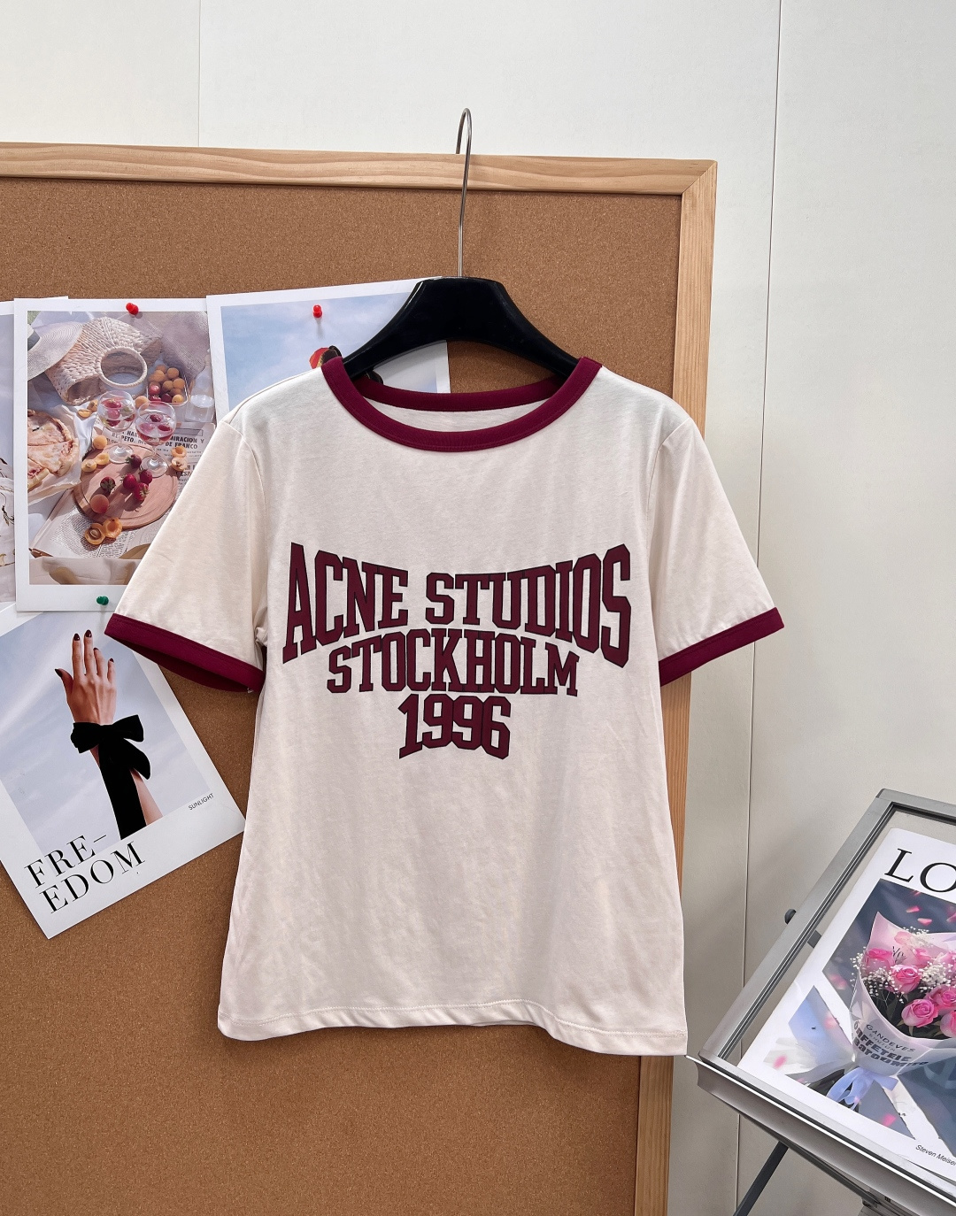 NO:910094,Acne Studios 1996 series short-sleeved T-shirt, with off-white main color + contrasting edges, full of simple retro style! The words 'STOCKHOLM1996' are written on the front, which is full of brand history. It is made of high-quality cotton, soft and breathable, and super comfortable to wear in summer. It has a loose fit, the same style for men and women, and is OK to wear alone or layered. It can easily create an American campus style or casual style, and can be easily used for daily outings and parties!  Three standards are complete, two colors are outstanding!  Size sml code,acne studios,dior,T-shirt,tees,t-shirt,19860909Acne Studios 1996系列短袖T恤,米白色主色+撞色边,简约复古风满满!正面 ”STOCKHOLM1996“字样,品牌历史感十足高品质棉料,柔软透气,夏天穿超舒服.宽松版型,男女同款,单穿或叠搭都很OK,轻松打造美式校园风or休闲风,日常出街、聚会都能轻松驾驭！三标齐全,两色出！ 尺码sml 编码,,acne studios,dior,T-shirt,tees，t-shirt,,Women's clothing