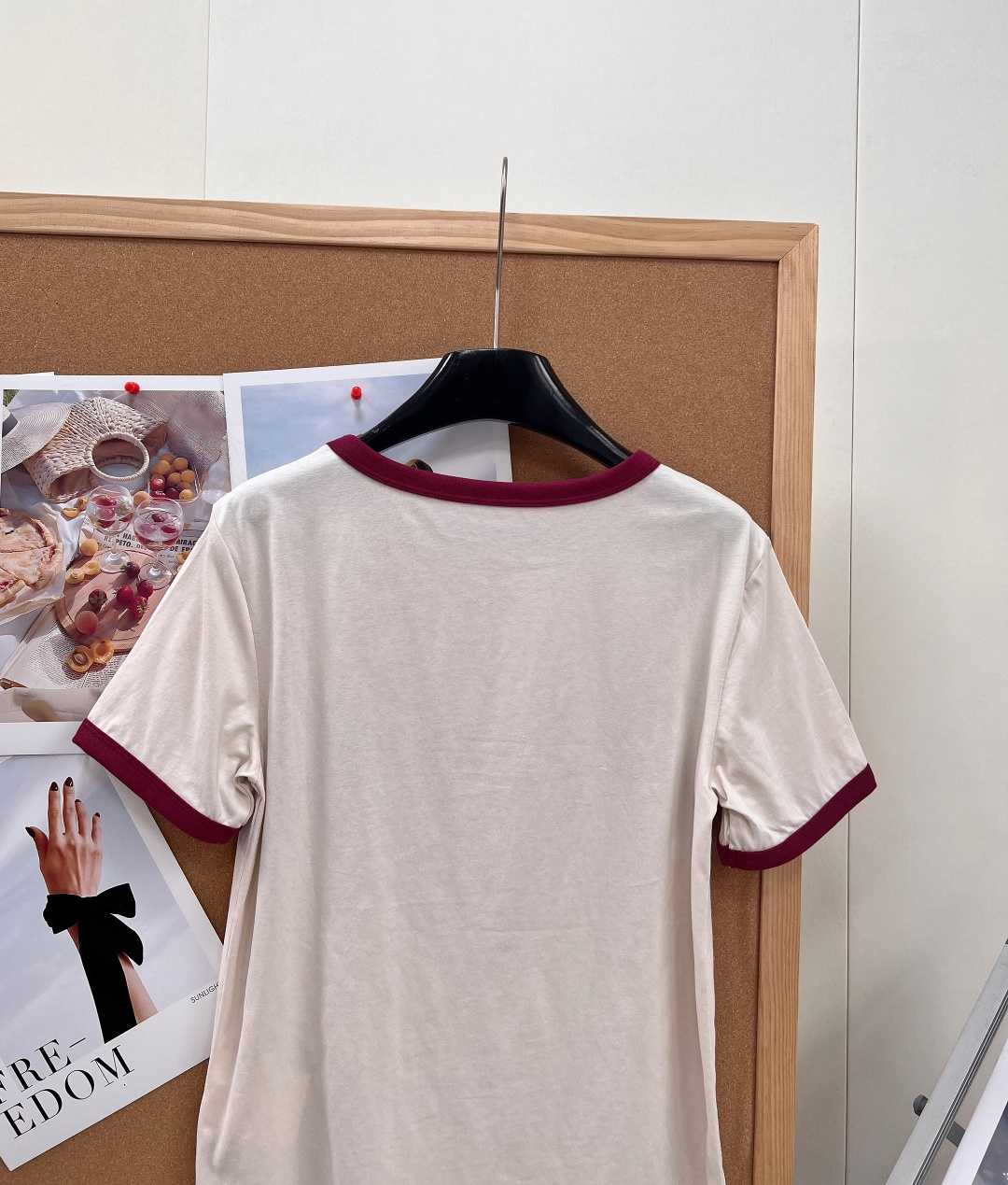 🆕 Acne Studios 1996系列短袖T恤，米白色主色+撞色边，简约复古风满满!正面”STOCK