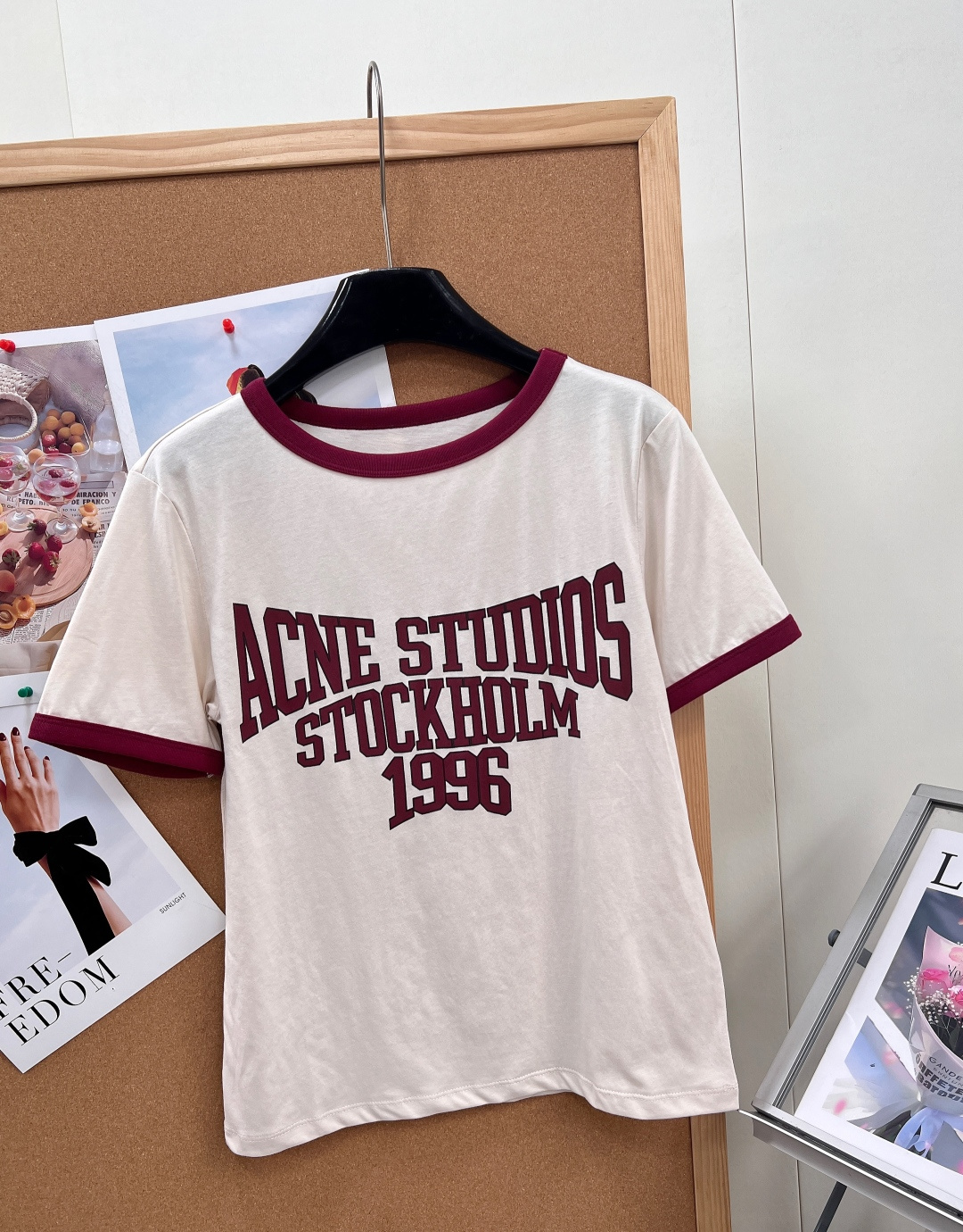 🆕 Acne Studios 1996系列短袖T恤，米白色主色+撞色边，简约复古风满满!正面”STOCK