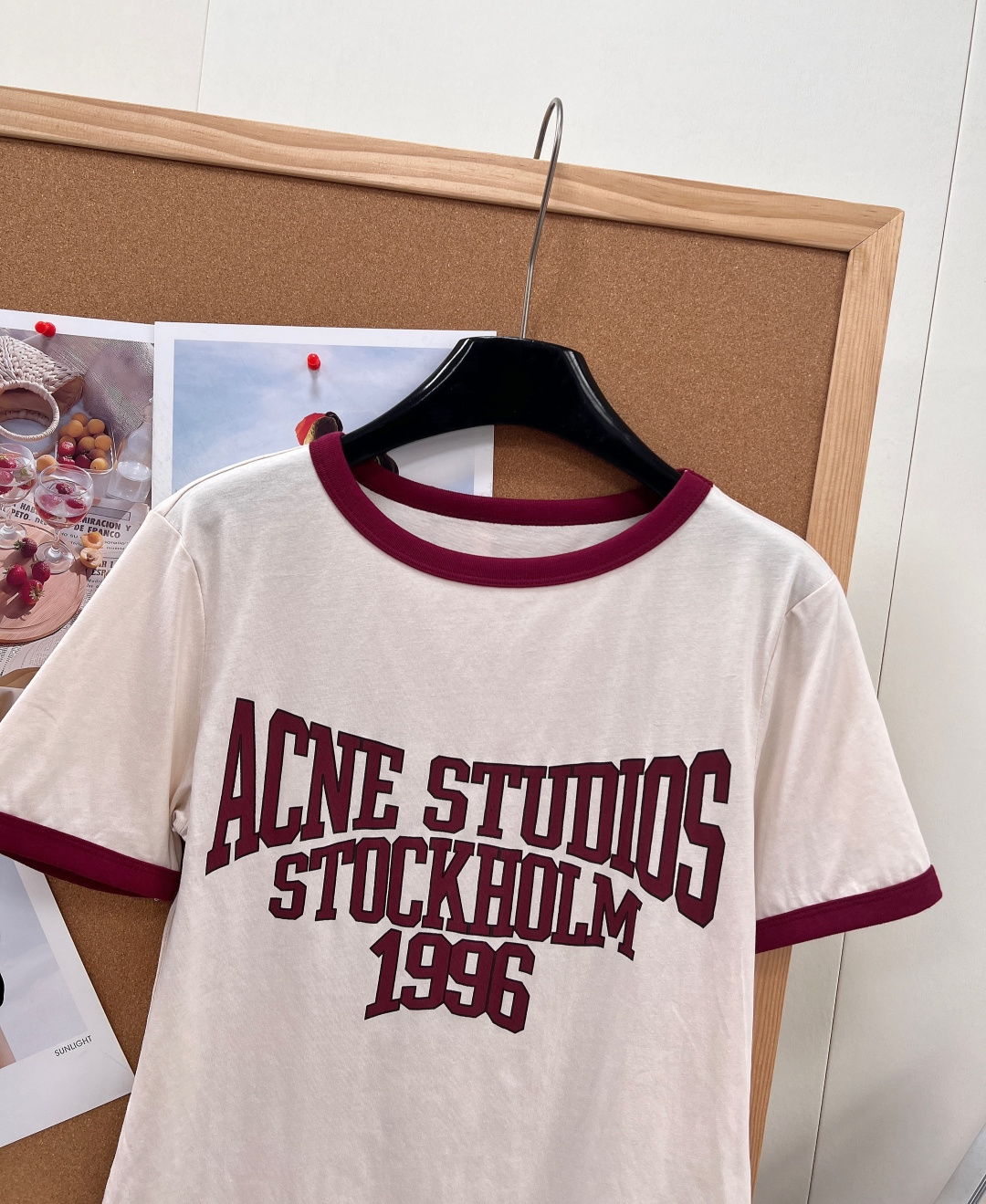 🆕 Acne Studios 1996系列短袖T恤，米白色主色+撞色边，简约复古风满满!正面”STOCK