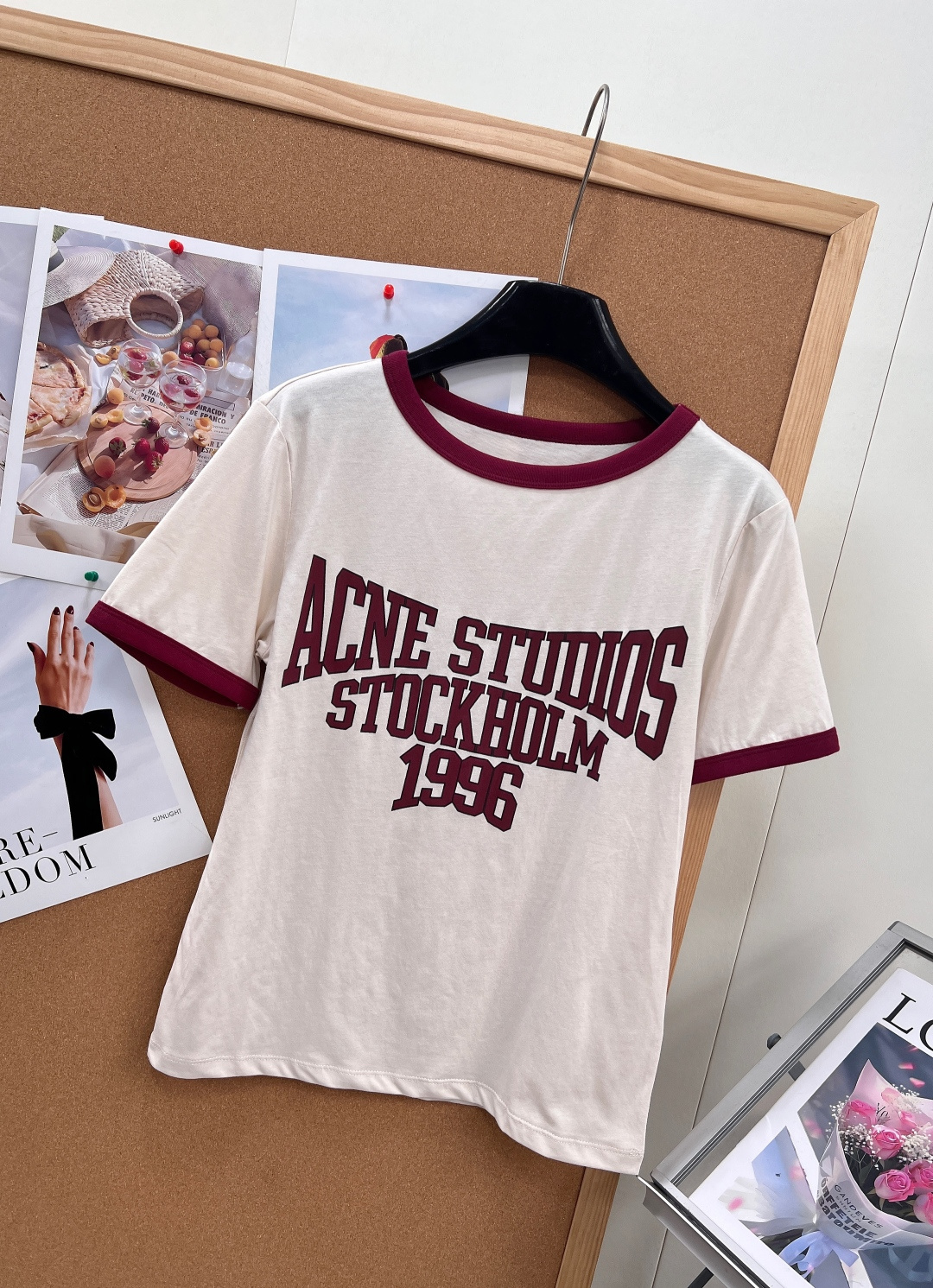 🆕 Acne Studios 1996系列短袖T恤，米白色主色+撞色边，简约复古风满满!正面”STOCK