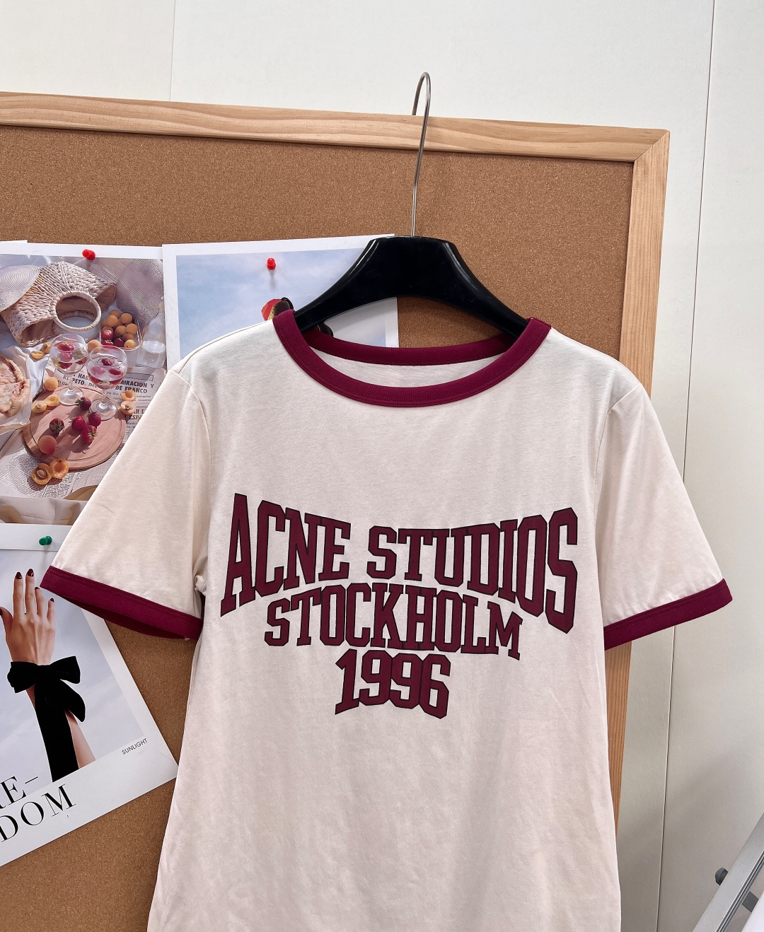 🆕 Acne Studios 1996系列短袖T恤，米白色主色+撞色边，简约复古风满满!正面”STOCK