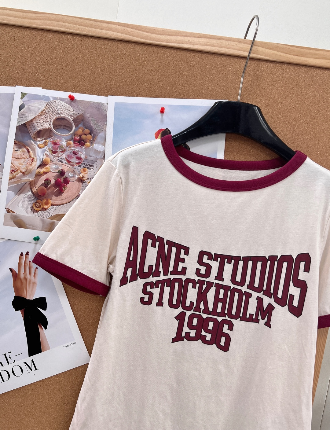 🆕 Acne Studios 1996系列短袖T恤，米白色主色+撞色边，简约复古风满满!正面”STOCK
