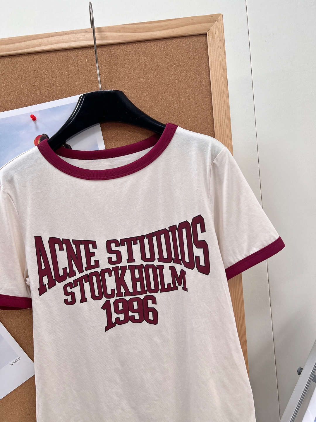🆕 Acne Studios 1996系列短袖T恤，米白色主色+撞色边，简约复古风满满!正面”STOCK