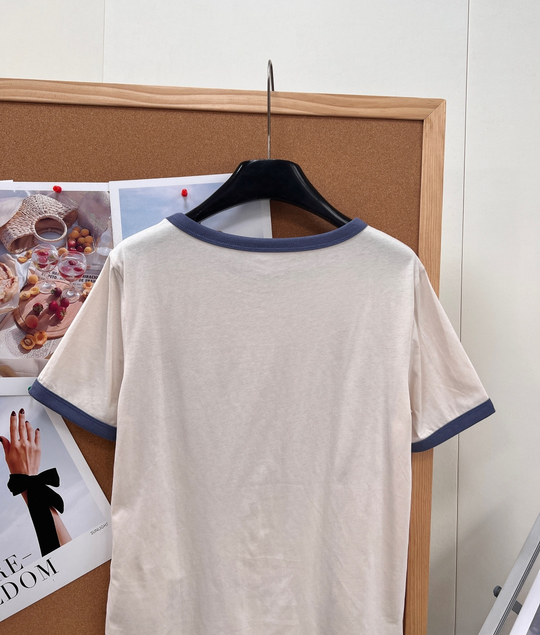 🆕 Acne Studios 1996系列短袖T恤，米白色主色+撞色边，简约复古风满满!正面”STOCK