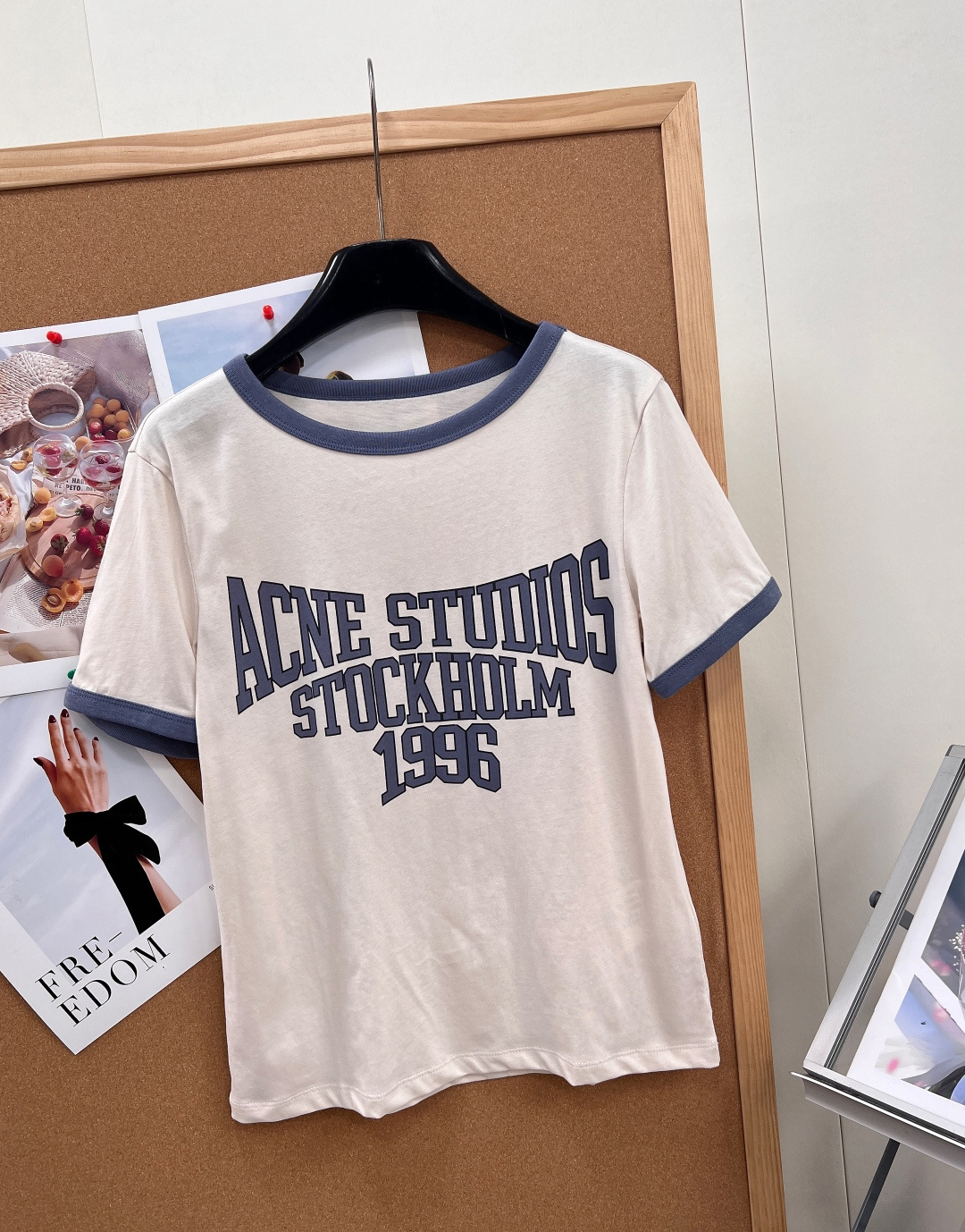 🆕 Acne Studios 1996系列短袖T恤，米白色主色+撞色边，简约复古风满满!正面”STOCK