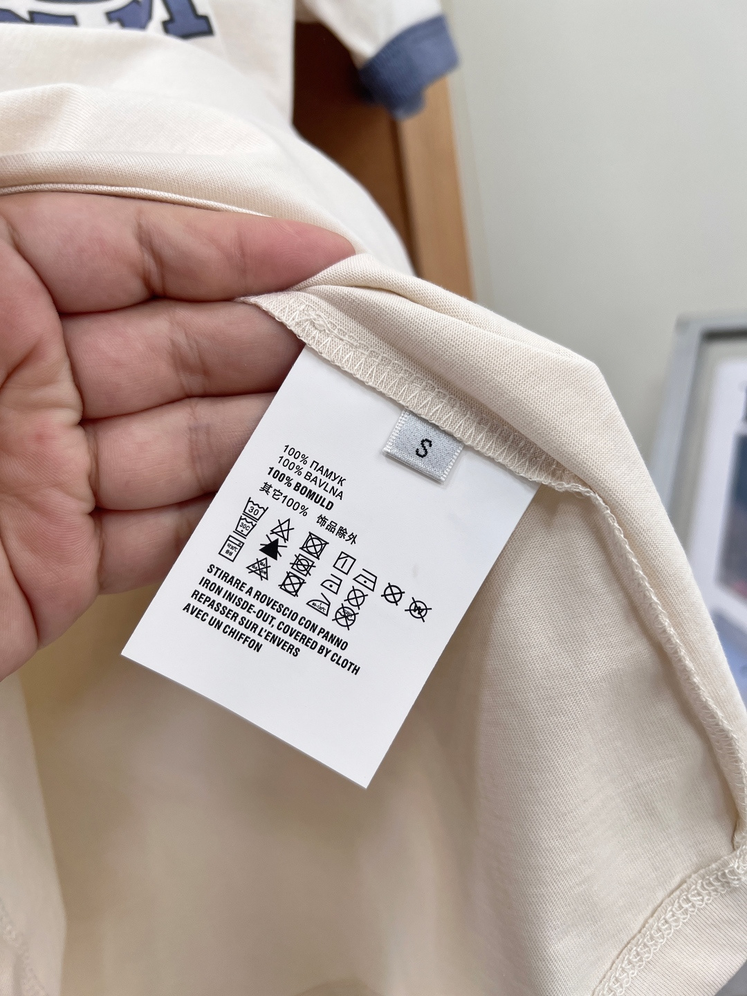 🆕 Acne Studios 1996系列短袖T恤，米白色主色+撞色边，简约复古风满满!正面”STOCK