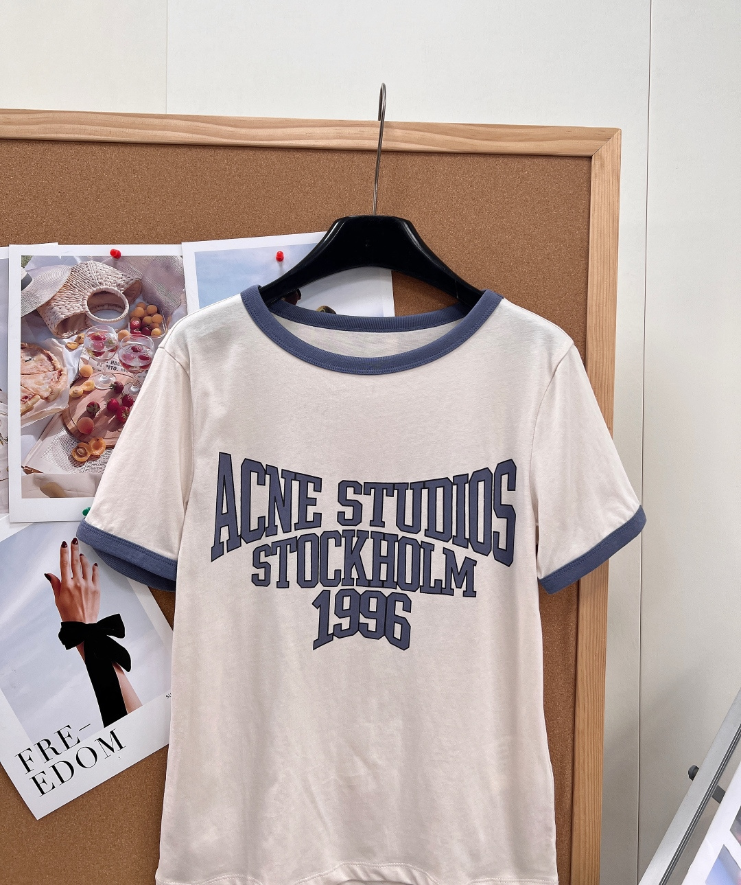 🆕 Acne Studios 1996系列短袖T恤，米白色主色+撞色边，简约复古风满满!正面”STOCK