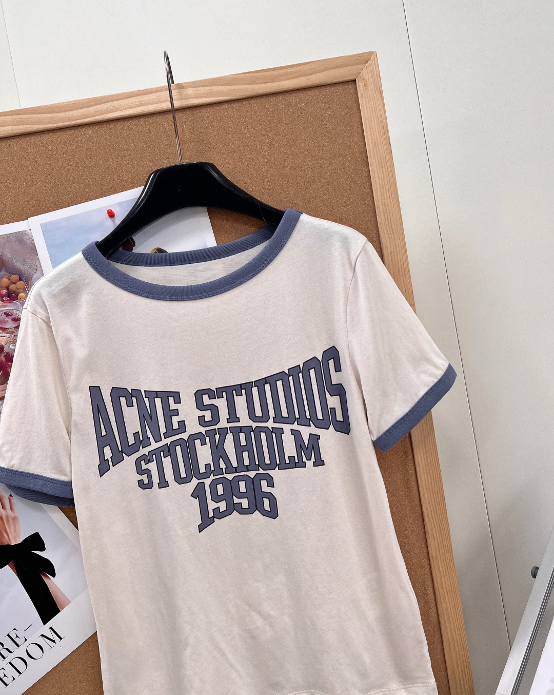 🆕 Acne Studios 1996系列短袖T恤，米白色主色+撞色边，简约复古风满满!正面”STOCK