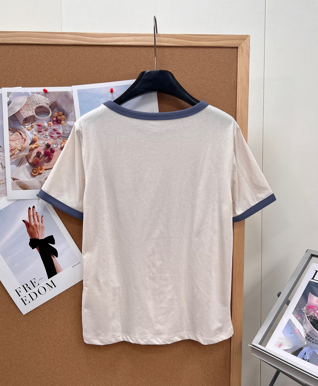 🆕 Acne Studios 1996系列短袖T恤，米白色主色+撞色边，简约复古风满满!正面”STOCK
