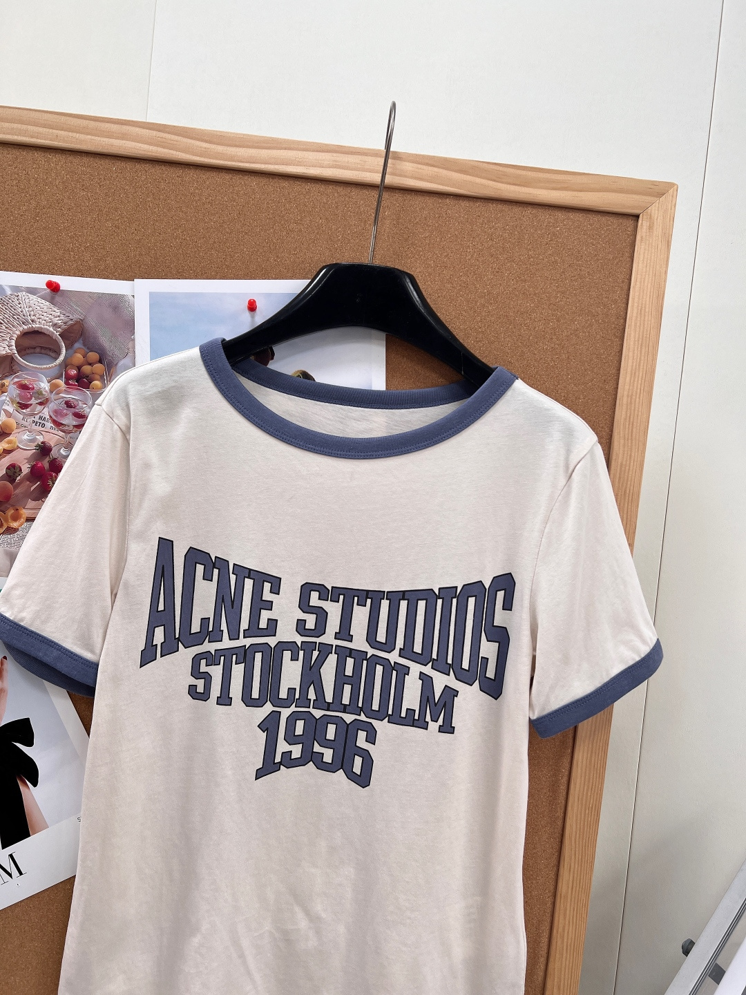 🆕 Acne Studios 1996系列短袖T恤，米白色主色+撞色边，简约复古风满满!正面”STOCK