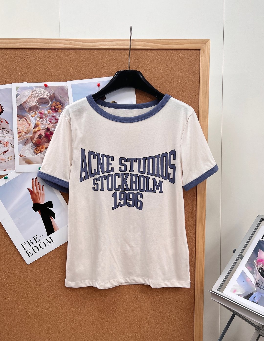 NO:910089,Acne Studios 1996 series short-sleeved T-shirt, with off-white main color + contrasting edges, full of simple retro style! The words 'STOCKHOLM1996' are written on the front, which is full of brand history. It is made of high-quality cotton, soft and breathable, and super comfortable to wear in summer. It has a loose fit, the same style for men and women, and is OK to wear alone or layered. It can easily create an American campus style or casual style, and can be easily used for daily outings and parties!  Three standards are complete, two colors are outstanding!  Size sml code,acne studios,dior,T-shirt,tees,t-shirt,19860909Acne Studios 1996系列短袖T恤,米白色主色+撞色边,简约复古风满满!正面 ”STOCKHOLM1996“字样,品牌历史感十足高品质棉料,柔软透气,夏天穿超舒服.宽松版型,男女同款,单穿或叠搭都很OK,轻松打造美式校园风or休闲风,日常出街、聚会都能轻松驾驭！三标齐全,两色出！ 尺码sml 编码,,acne studios,dior,T-shirt,tees，t-shirt,,Women's clothing