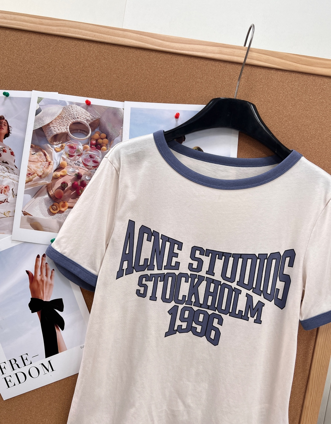 🆕 Acne Studios 1996系列短袖T恤，米白色主色+撞色边，简约复古风满满!正面”STOCK