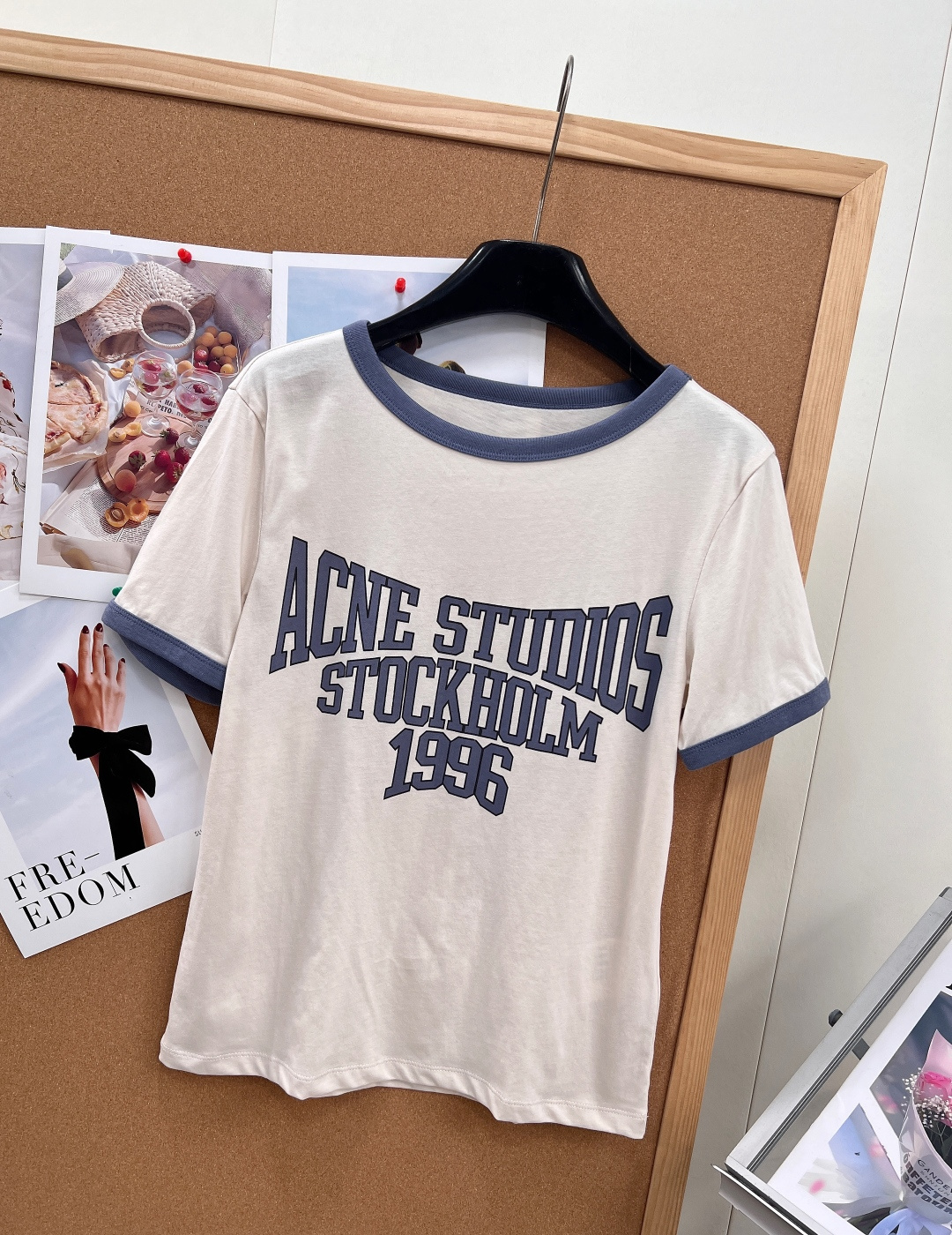 🆕 Acne Studios 1996系列短袖T恤，米白色主色+撞色边，简约复古风满满!正面”STOCK