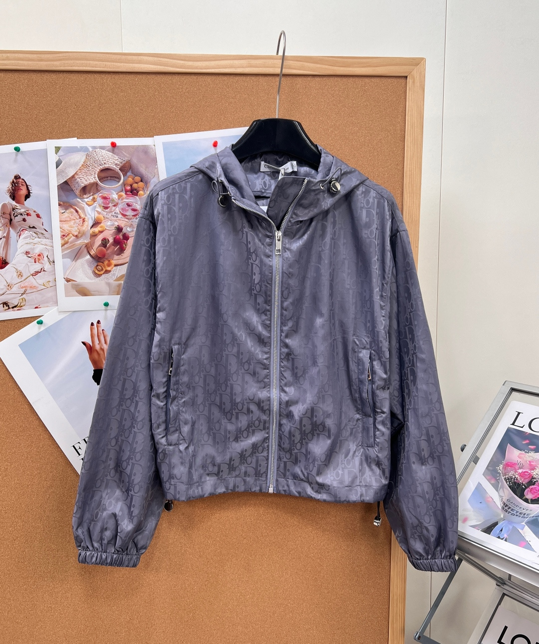 NO:910082,DIOR Oblique jacquard all-over printed windproof hooded jacket uses dark jacquard craftsmanship to reveal delicate textures under dark light, getting rid of the exaggerated sense of straightforward logos and showing the restrained style of French luxury brands. It is made of high-density anti-wrinkle nylon fabric, which is light and stiff with windproof properties. It can easily cope with changing weather during commuting and traveling in spring and autumn.  The hood is equipped with a metal adjustment buckle, and the hem drawstring can be freely tightened to create a neat and short silhouette; the customized metal zipper and side pocket hardware details are full, and the cuffed sleeves are designed to prevent wind and heat, making it look noble when paired with T-shirts, shirts, and sweaters in daily life. The whole body is covered with dark pattern jacquard, giving a low-key and unobtrusive luxury texture. Lightweight nylon is windproof and wrinkle-resistant, and the hooded drawstring allows you to freely adjust the fit.  The hardware details are carefully polished, making it versatile for daily commuting and outings. The hooded + zipper design is casual and neat, and the all-over logo is low-key and detailed. The short version is tall and slim, and it goes well with jeans or skirts. It can be easily worn when commuting or outing. The black color is versatile, simple and textured, and is a must-have and practical item for your early spring wardrobe!  The complete set of outfits is lazy and exquisite. It is suitable for vacations, shopping and light business trips. It is a complete set of outfits for lazy people, so you can easily wear the relaxed and elegant style of a rich girl. Complete with three standards, great product!  Size sml jacket code,,dior,skirts,jeans,jackets & coats,shirts,tees,t-shirt,hats,19860909DIOR Oblique提花满印防风连帽外套 暗纹提花工艺,暗光之下纹理细腻浮现,摆脱直白logo的浮夸感,尽显法式奢牌内敛格调 甄选高密抗皱尼龙面料,轻薄挺括自带防风属性,春秋通勤、出行出游都能从容应对多变天气. 连帽搭配金属调节扣,下摆抽绳可自由收束版型,轻松打造利落短款轮廓；定制金属拉链与侧袋五金细节拉满,收口束袖设计防风锁温,日常搭配T恤、衬衫、针织衫皆显贵气. 通体暗纹满印提花,低调不张扬的奢感质感 轻薄尼龙防风抗皱,连帽抽绳自由调节版型 五金细节精工打磨,日常通勤出游百搭不出错 连帽+拉链设计,休闲又利落,满印Logo低调有细节感.短款版型显高显瘦,搭配牛仔裤或裙装都很OK,通勤、出街都能轻松驾驭～黑色百搭,简约又有质感,是早春衣橱必备实用单品！ 成套穿搭慵懒又精致,度假出游、逛街探店、轻商务出行都适配,一整套懒人穿搭,轻松穿出富家千金松弛名媛风.三标齐全,大货出！ 尺码sml 外套编码,,dior,skirts,jeans,jackets & coats,shirts,tees，t-shirt,hats,,Women's clothing