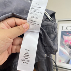 🆕DIOR Oblique提花满印防风连帽外套暗纹提花工艺,暗光之下纹理细腻浮现,摆脱直白logo的浮夸 🆕DIOR Oblique提花满印防风连帽外套暗纹提花工艺,暗光之下纹理细腻浮现,摆脱直白logo的浮夸