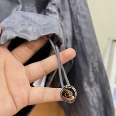 🆕DIOR Oblique提花满印防风连帽外套暗纹提花工艺,暗光之下纹理细腻浮现,摆脱直白logo的浮夸 🆕DIOR Oblique提花满印防风连帽外套暗纹提花工艺,暗光之下纹理细腻浮现,摆脱直白logo的浮夸