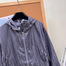 🆕DIOR Oblique提花满印防风连帽外套暗纹提花工艺,暗光之下纹理细腻浮现,摆脱直白logo的浮夸 🆕DIOR Oblique提花满印防风连帽外套暗纹提花工艺,暗光之下纹理细腻浮现,摆脱直白logo的浮夸