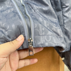 🆕DIOR Oblique提花满印防风连帽外套暗纹提花工艺,暗光之下纹理细腻浮现,摆脱直白logo的浮夸 🆕DIOR Oblique提花满印防风连帽外套暗纹提花工艺,暗光之下纹理细腻浮现,摆脱直白logo的浮夸