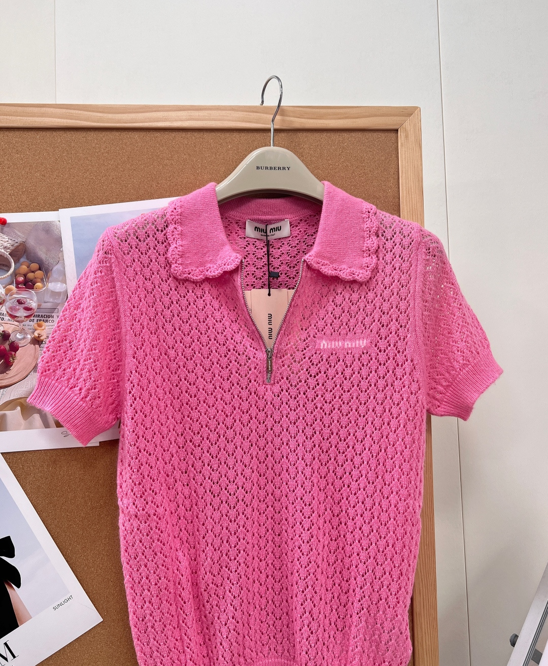 🆕Miu Miu2026春夏限定蜜桃粉镂空Polo短袖💖原版开版定制羊绒混纺针织料子，细腻软糯亲肤透气，