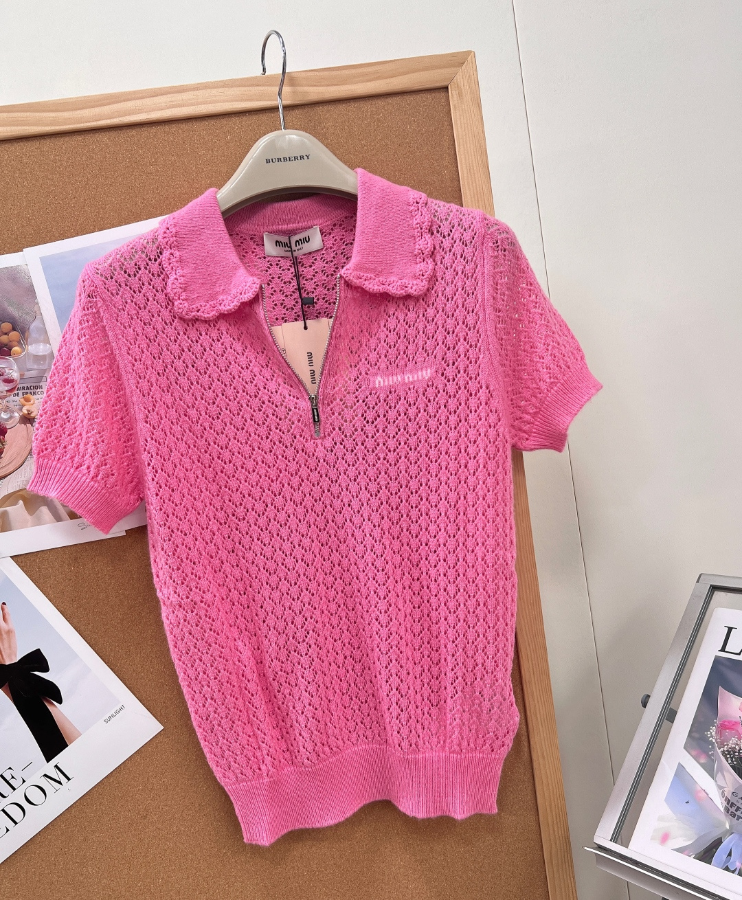 🆕Miu Miu2026春夏限定蜜桃粉镂空Polo短袖💖原版开版定制羊绒混纺针织料子，细腻软糯亲肤透气，