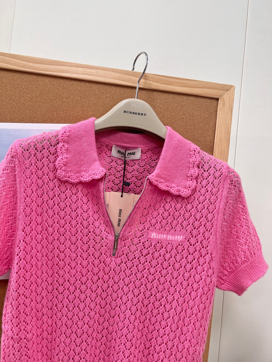 🆕Miu Miu2026春夏限定蜜桃粉镂空Polo短袖💖原版开版定制羊绒混纺针织料子，细腻软糯亲肤透气，