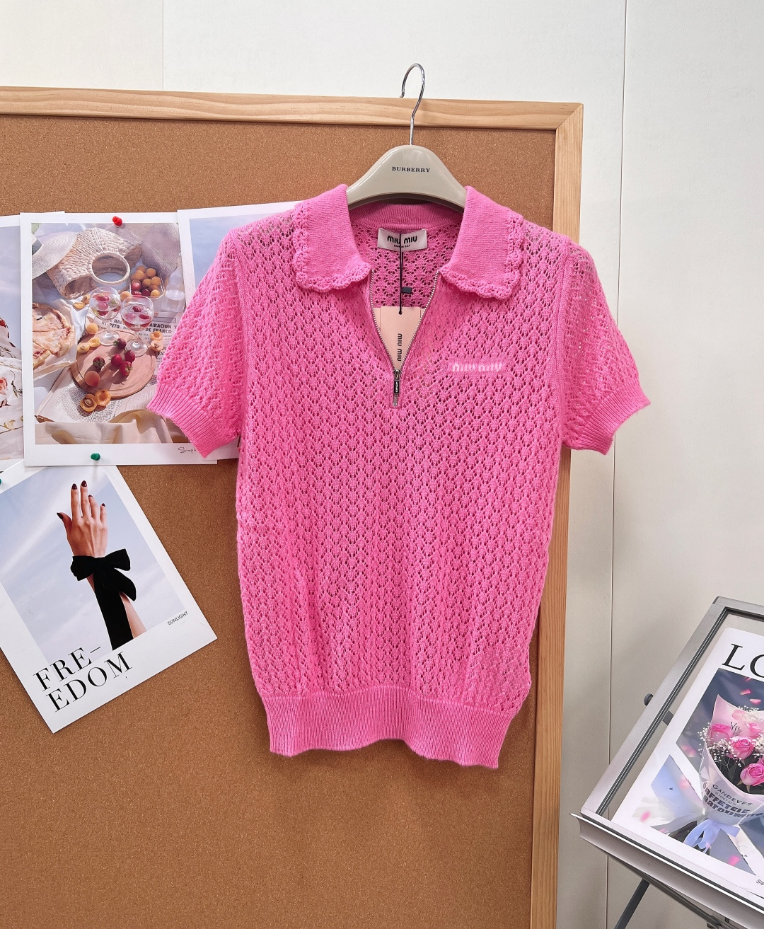 NO:910063,Miu Miu 2026 spring and summer limited edition peach pink hollow Polo short sleeves. Original open version customized cashmere blended knitted material. It is delicate, soft, skin-friendly and breathable. It is refreshing and not sweaty when worn in spring and summer. The entire three-dimensional hollow crochet texture, breathable mesh has a hazy atmosphere, and the slightly transparent texture is gentle and discreet. The lace doll Polo collar is equipped with a half-open metal zipper. The curvature of the neckline can be freely adjusted, unlocking multiple ways of wearing it.  The body is simple, jacquard letters are engraved with the brand logo in a low-key manner, and it is exquisite without being exaggerated. The short slim fit cleverly raises the waistline to control the fat on the waist and abdomen. The petite/pear-shaped figure is friendly, and the upper body becomes charming and rich in an instant. The peach powder is sweet but not greasy. It is suitable for daily commuting, dating and outings. It directly enhances the gentle girlish feeling. The three standards are complete, and it is a great product!  Size sml code,,miumiu,T-shirt,19860909Miu Miu2026春夏限定蜜桃粉镂空Polo短袖 原版开版定制羊绒混纺针织料子,细腻软糯亲肤透气,春夏穿清爽不闷汗 整片立体镂空钩织肌理,透气网眼自带朦胧氛围感,微透质感温柔又小心机 花边娃娃Polo领搭配半开金属拉链,可自由调节领口弧度,随性解锁多种穿法 衣身简约字母提花低调刻印品牌标识,精致不浮夸 短款修身剪裁巧妙拉高腰线,收束腰腹赘肉,小个子/梨形身材友好,上身秒变娇俏富家千金 蜜桃粉调甜而不腻,日常通勤、约会出游都适配,温柔少女感直接拉满,三标齐全,大货出！ 尺码sml 编码,,miumiu,T-shirt,,Women's clothing
